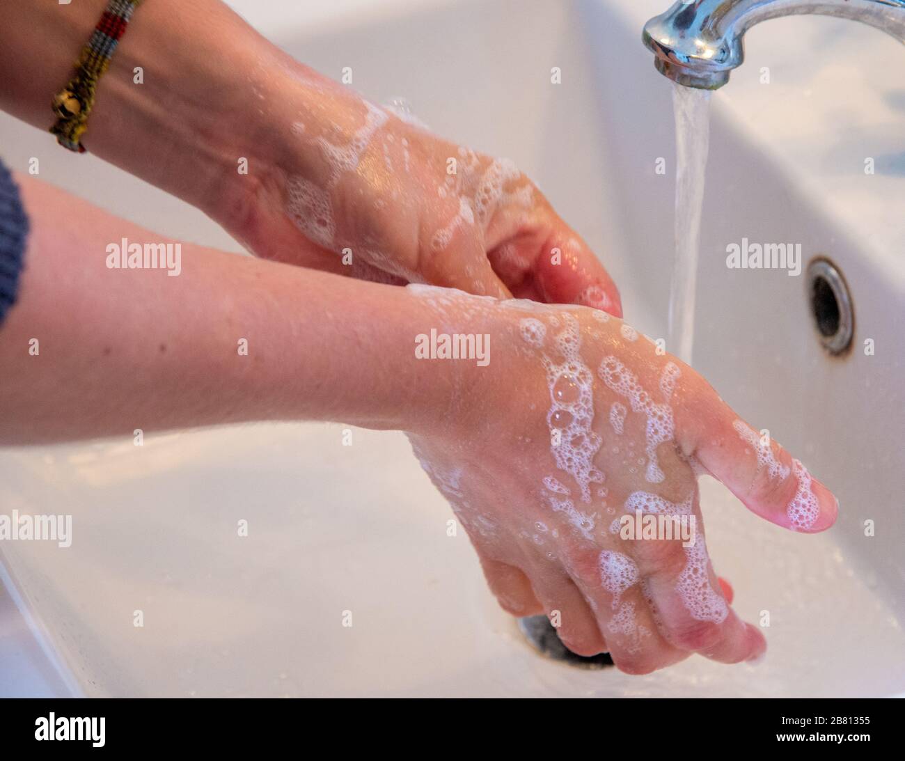 Frau waschen ihre Hände im Badezimmer Stockfoto
