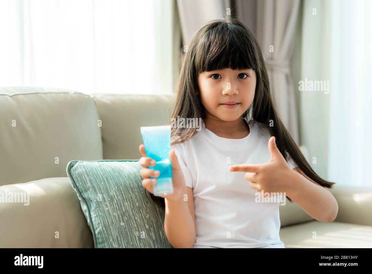 Asiatisches Kindermädchen, das Alkohol zur antiseptischen Gelprävention verwendet und zeigt, Hände häufig säubert, Infektionen vorbeugt, Covid-19 ausbricht, Mädchen waschen ha Stockfoto