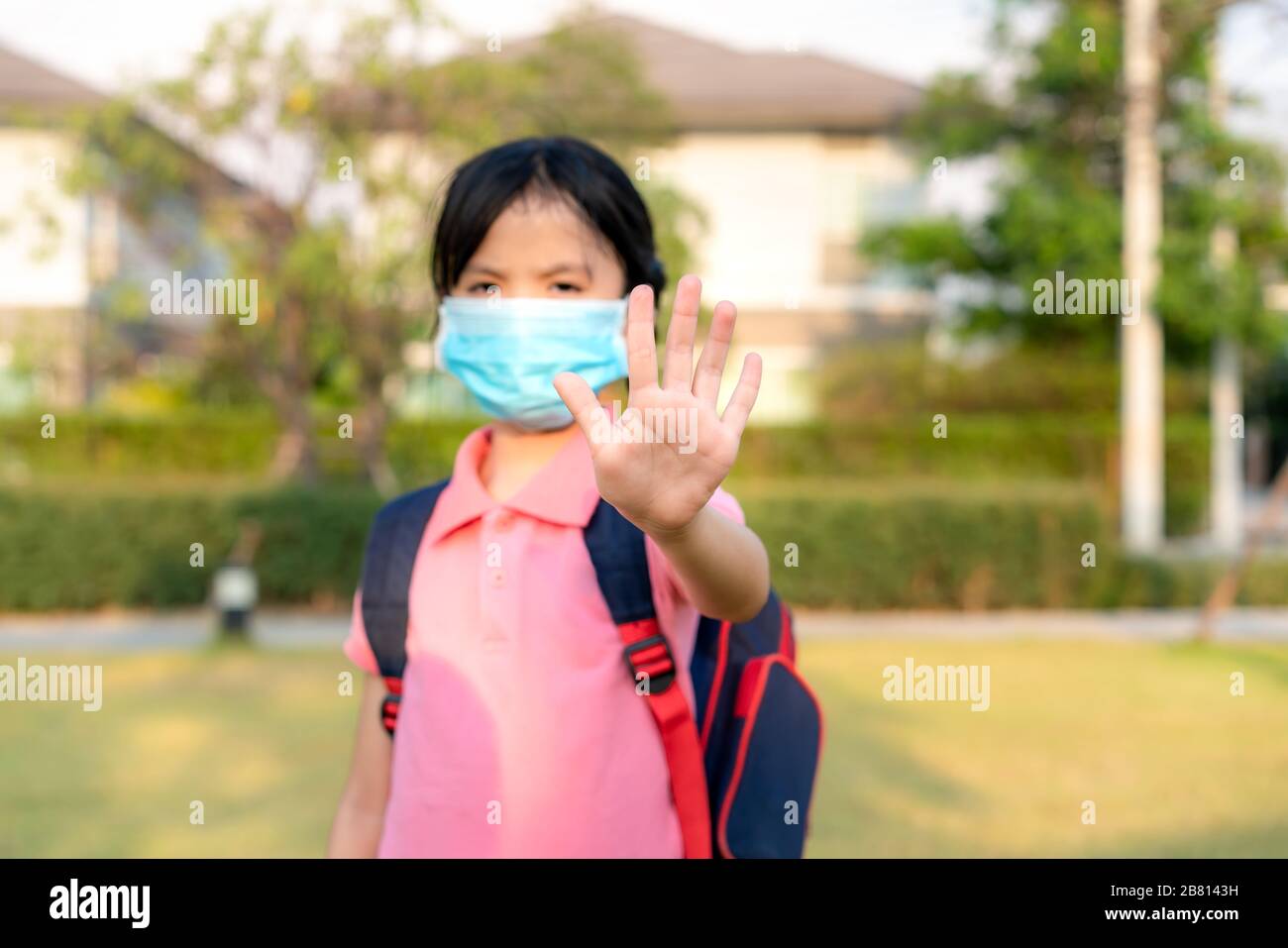 Covid-19 Coronavirus Epidemie Virus-Symptome und Luftverschmutzung pm2.5 Konzept.kleine asiatische Mädchen tragen Maske zum Schutz pm2,5 und zeigen Stopp-Hände gest Stockfoto
