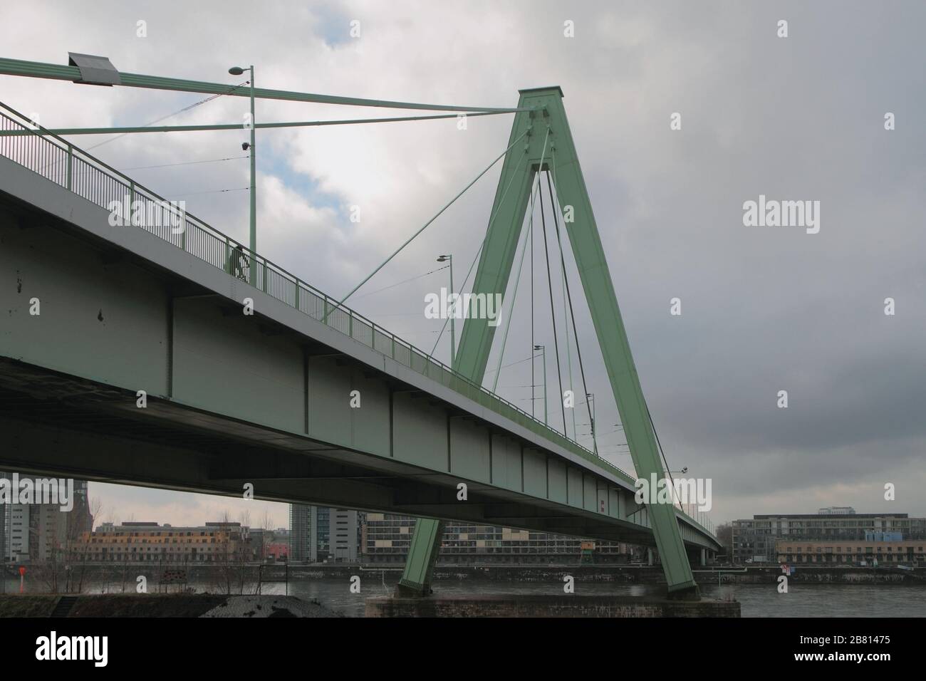 Zweispanige Brücke über den Fluss. Köln, Deutschland Stockfoto