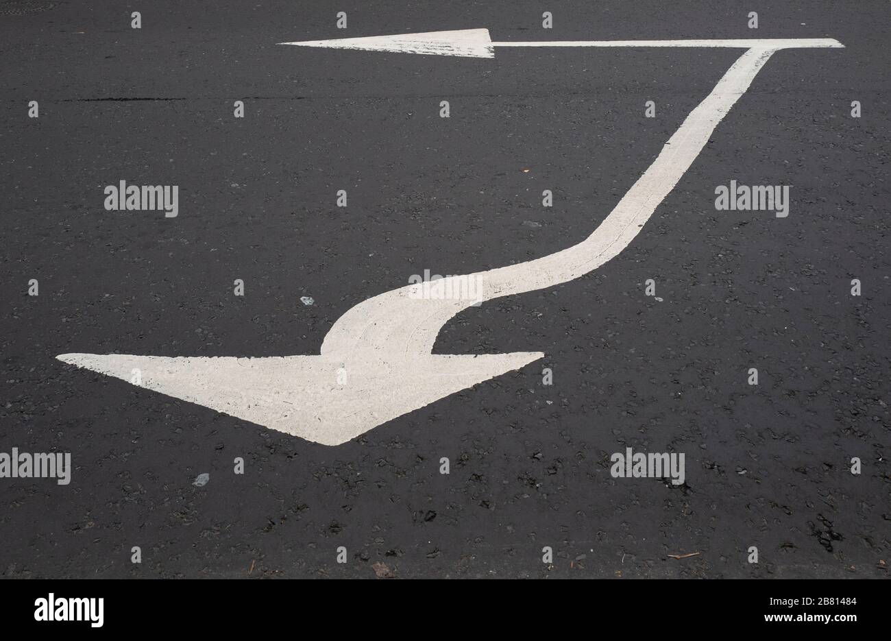 Ein seltsam geformtes Straßenschild auf dem Asphalt Stockfoto