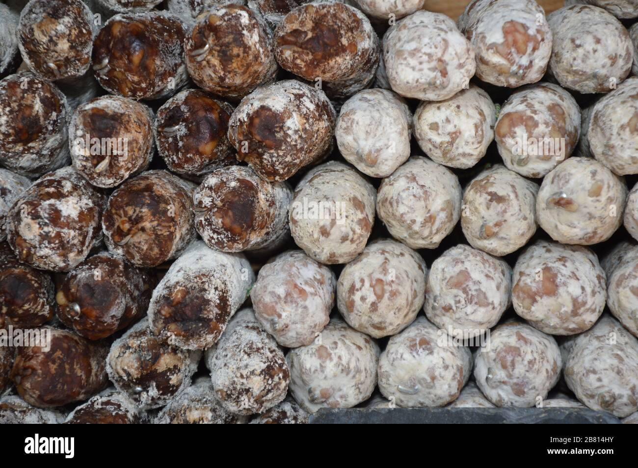 Nahaufnahme auf einem Wurststand auf einem Wochenmarkt Stockfoto