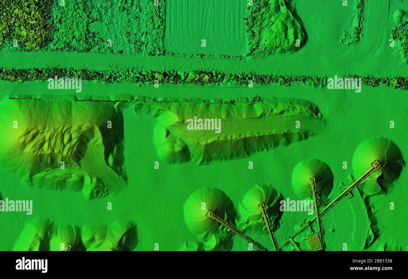 Dem - digitales Höhenmodell. Produkt, das nach der Verarbeitung von Bildern von einer Drohne hergestellt wurde. Es zeigt Ausgrabungsstätte mit Zuschlagstapeln Stockfoto