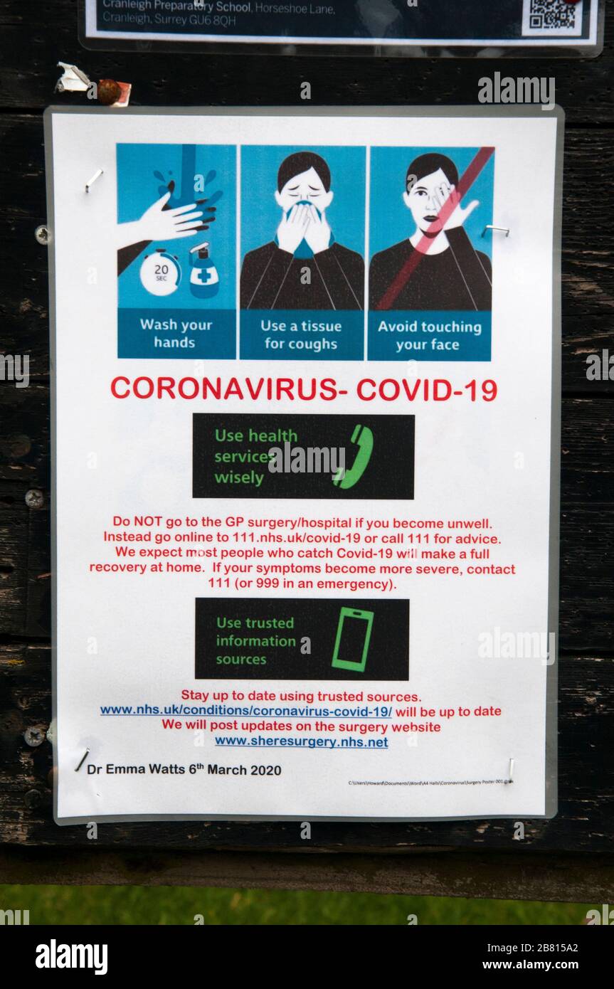 Coronavirus oder Covid-19-Warnhinweis in einem englischen Dorf Stockfoto