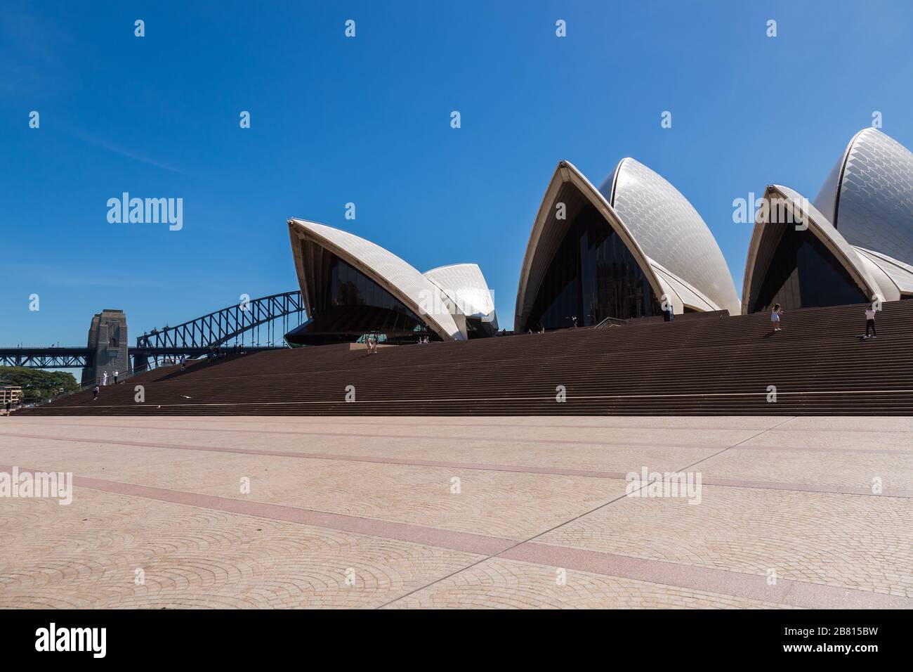 Opera House, Circular Quay, im Central Business District von Sydney ist aufgrund des Ausbruchs von Coronavirus sehr leer, mit nur sehr wenigen Touristen Stockfoto