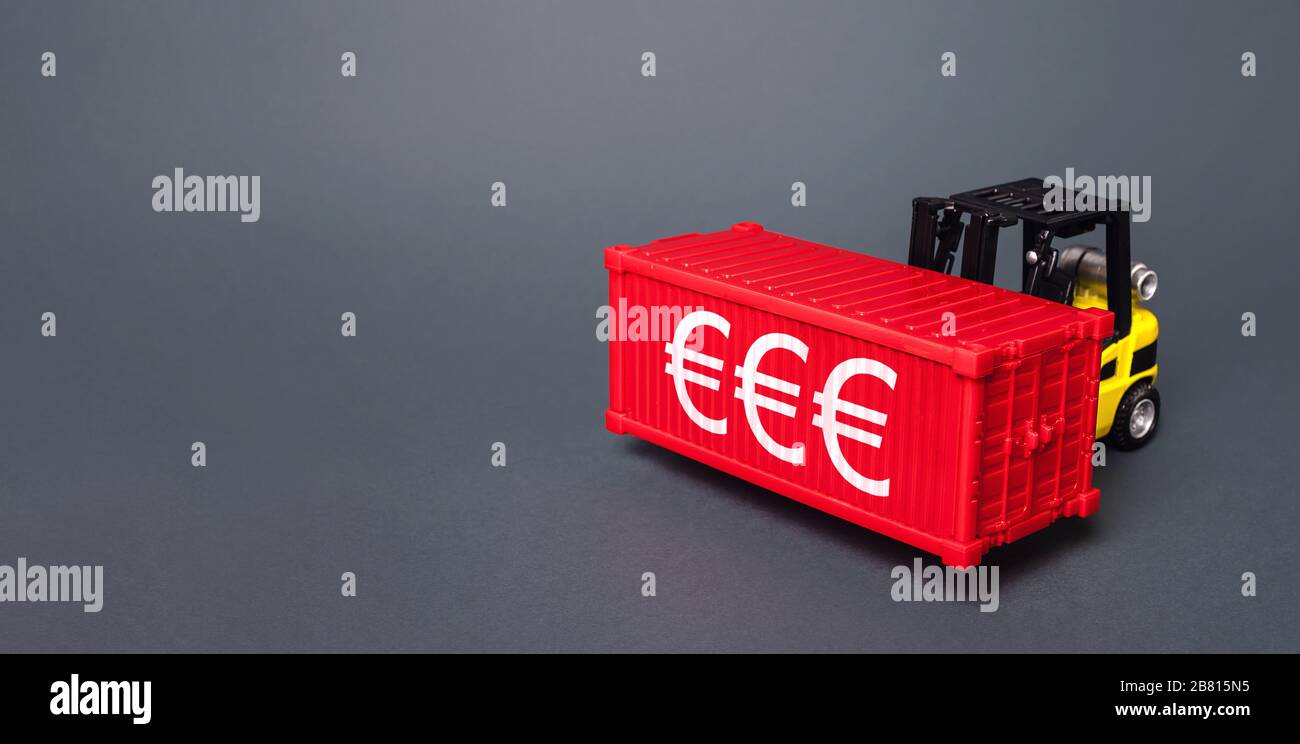Gabelstapler transportiert Seefracht Container mit Euro-Symbolen. Wirtschaftspotenzial im Handel. Gewinn aus dem Export. Geschäftsentwicklung neue Märkte. Inv Stockfoto