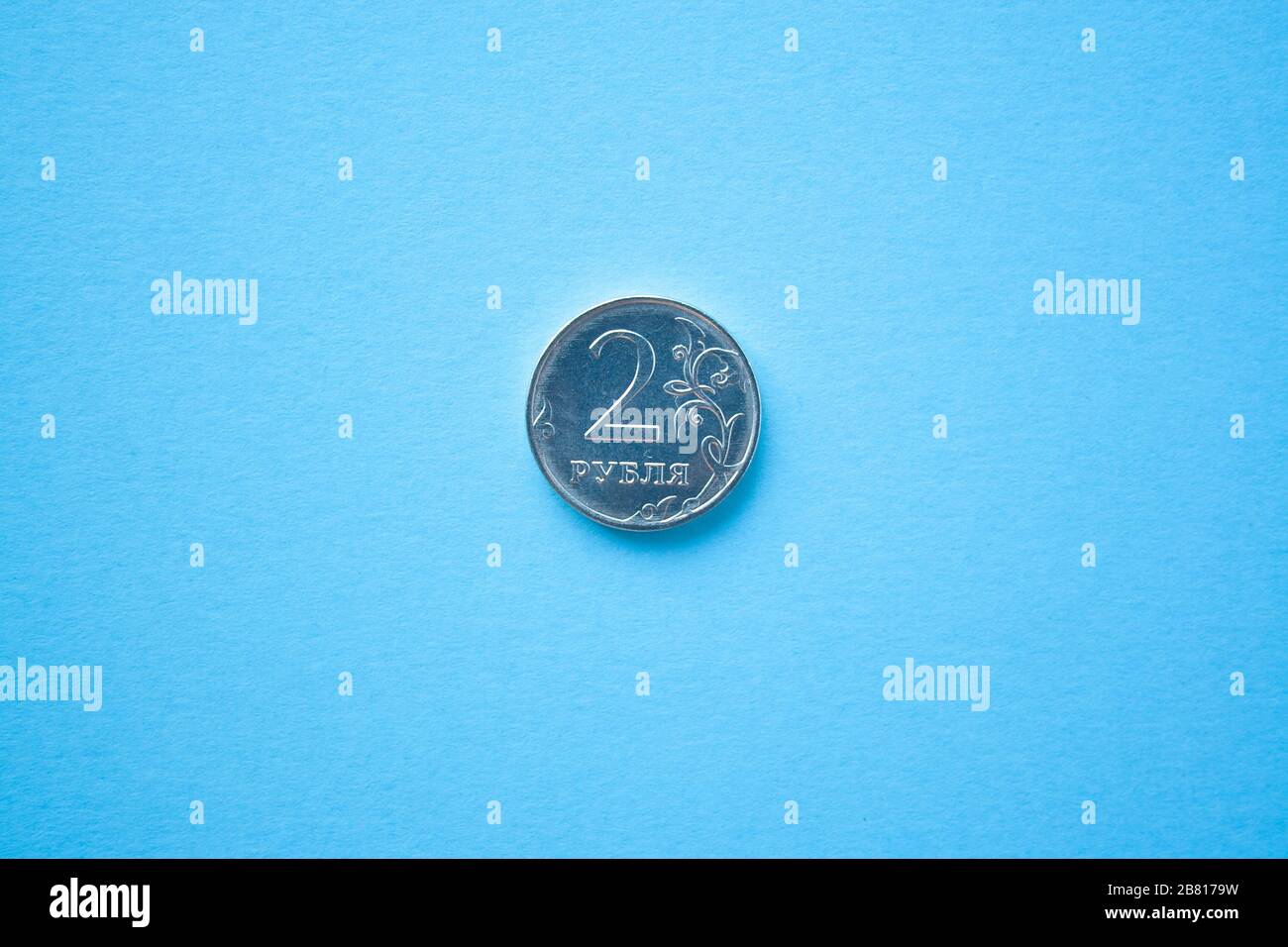 Zwei Münzen auf hellblauem Hintergrund roulbeln. Ruble Abschreibung. Rubel zum Dollar Stockfoto