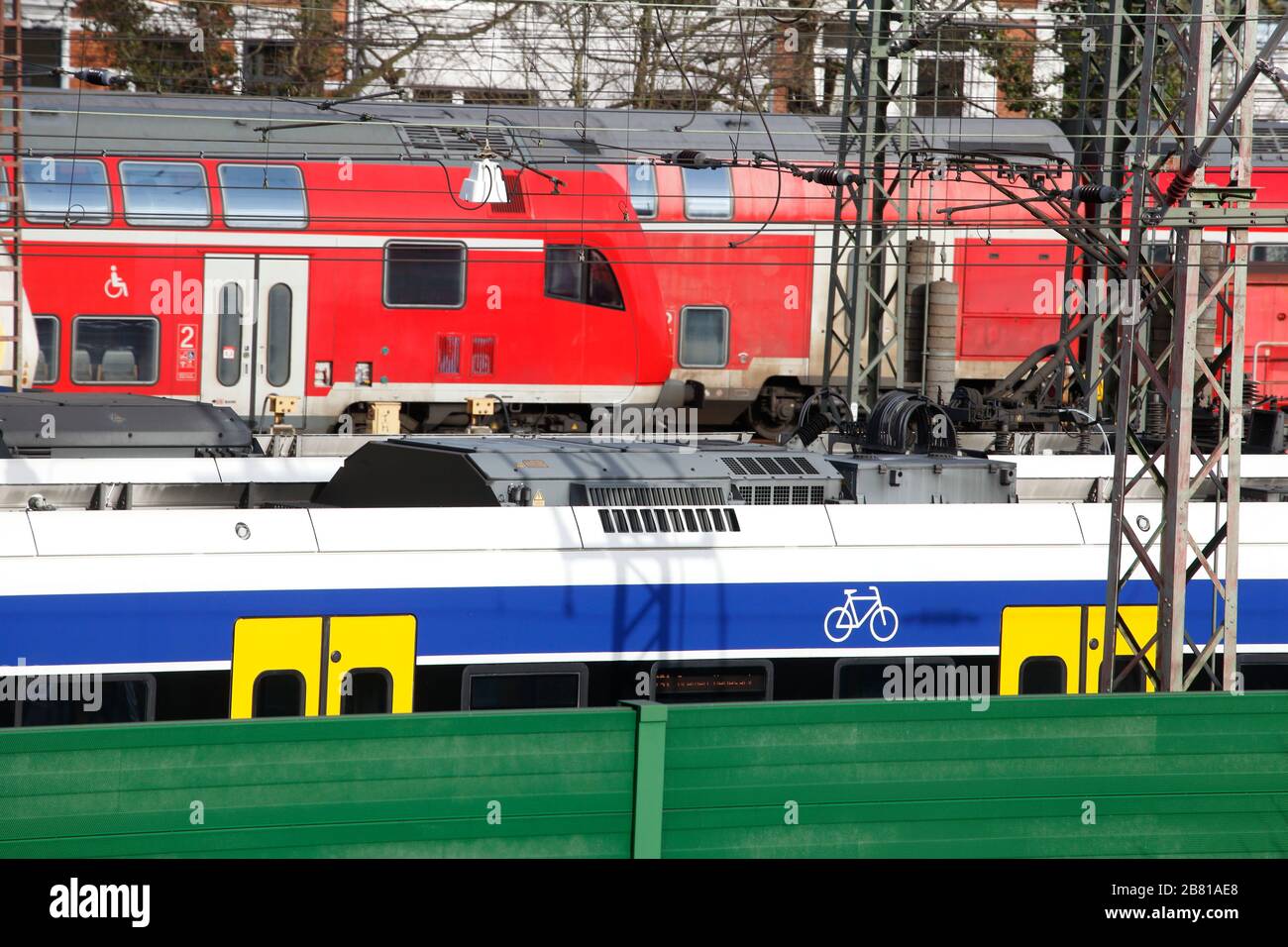 Nahverkehrszüge, Bahnanlagen, Grüne Lärmschutzwand, Bremen, Deutschland Stockfoto