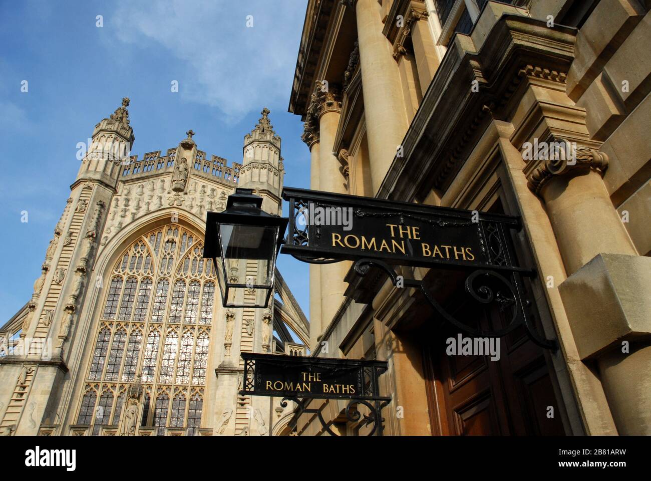 Parte de la fachada de St. Peter's Abbey y de la entrada Principal de los baños romanos; Bath. Somerset, South West of England. Stockfoto