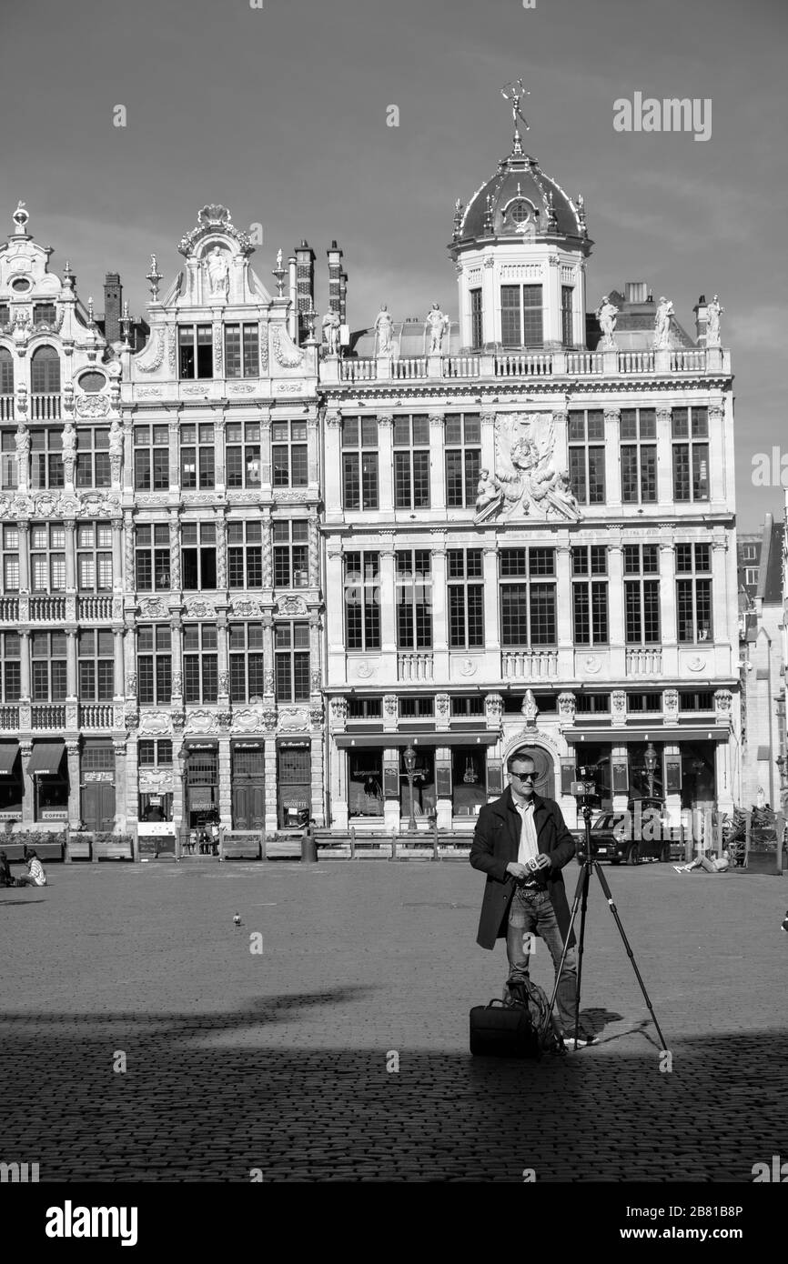 Fotografen und Nachrichtenteams sind fast die einzigen auf dem Grand Place, da neue Einschränkungen aufgrund der Kovid19-Krise umgesetzt werden Stockfoto
