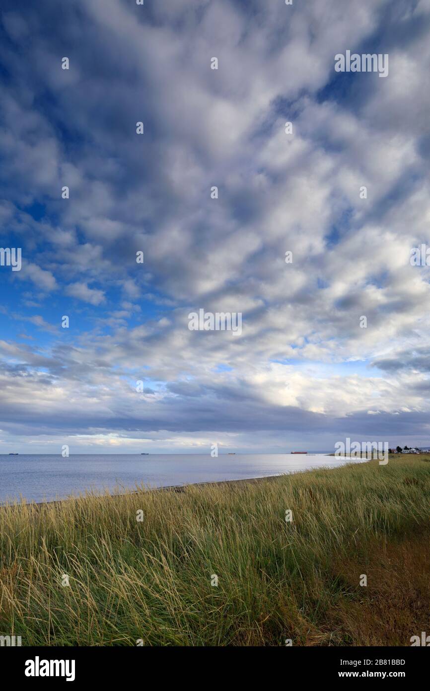 Blick auf die Magellanstraße, den Pazifischen Ozean, die Stadt Punta Arenas, Patagonien, Chile Stockfoto