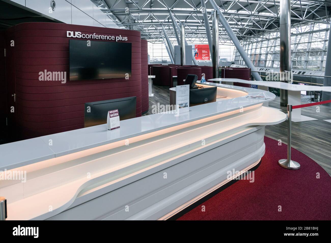 Der Flughafen Düsseldorf International ist aufgrund der Corona-Krise ungewöhnlich leer. Stockfoto
