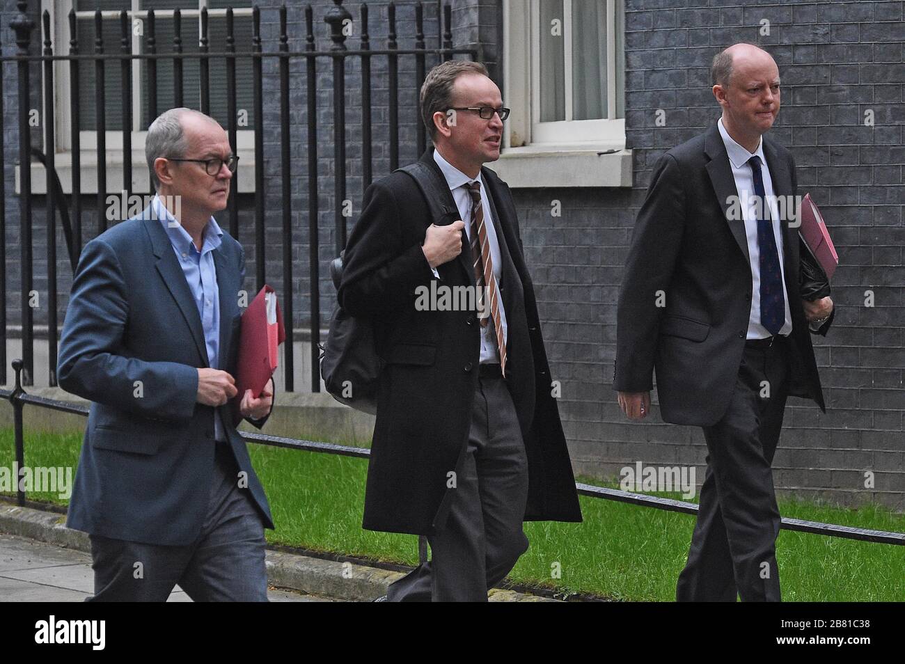 Chief Scientific Adviser Sir Patrick Vallance (links) und Chief Medical Officer für England Chris Whitty (rechts) verlassen die 10 Downing Street, London, da die Regierung voraussichtlich einen Emergency Coronavirus Powers Bill veröffentlichen wird. Stockfoto
