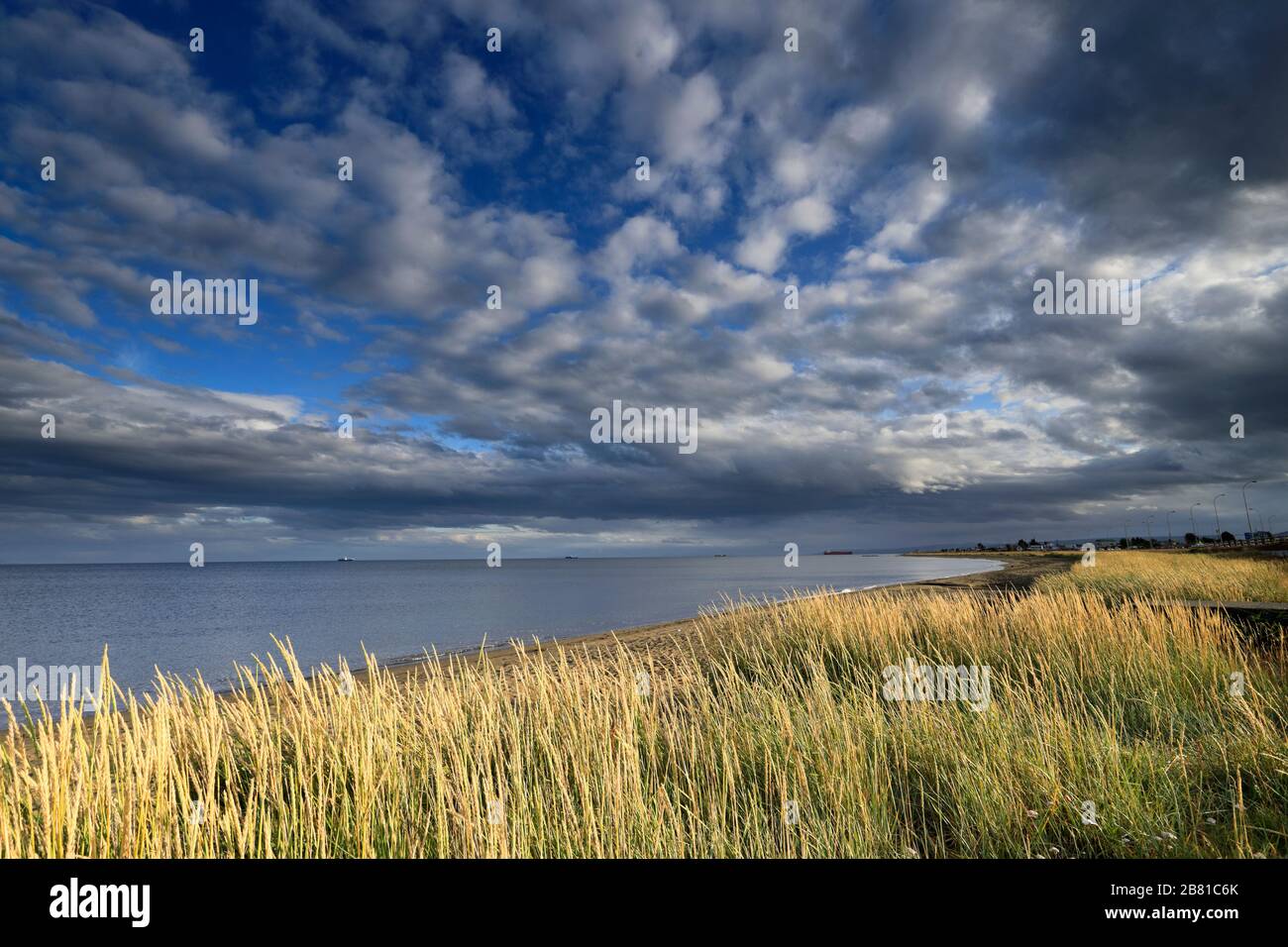 Blick auf die Magellanstraße, den Pazifischen Ozean, die Stadt Punta Arenas, Patagonien, Chile Stockfoto