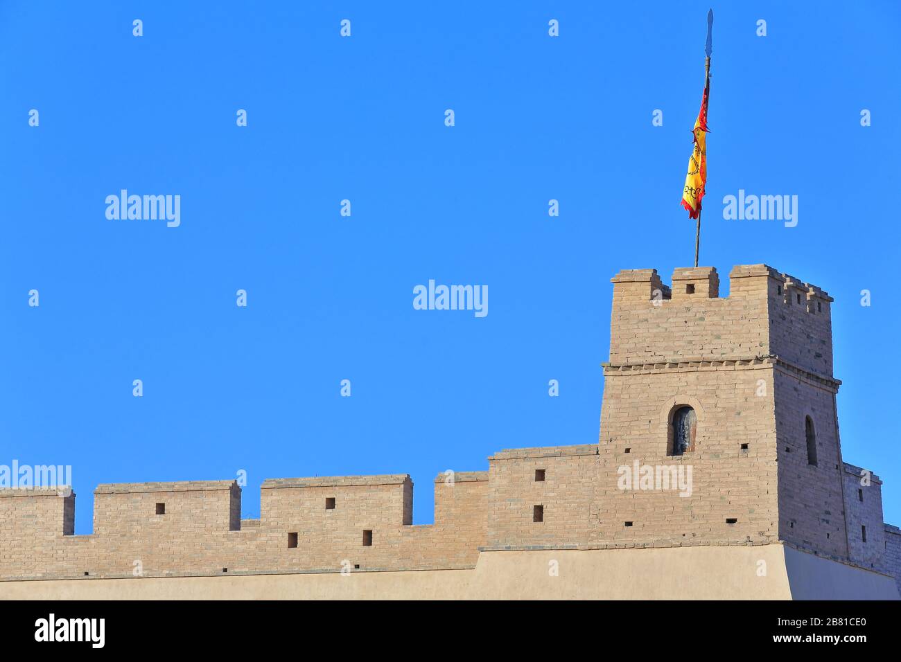 Flagge auf Turm-NE.Ecke der äußeren Wand-Jiayu Pass Festung. Jiayuguan-Gansu-China-0729 Stockfoto