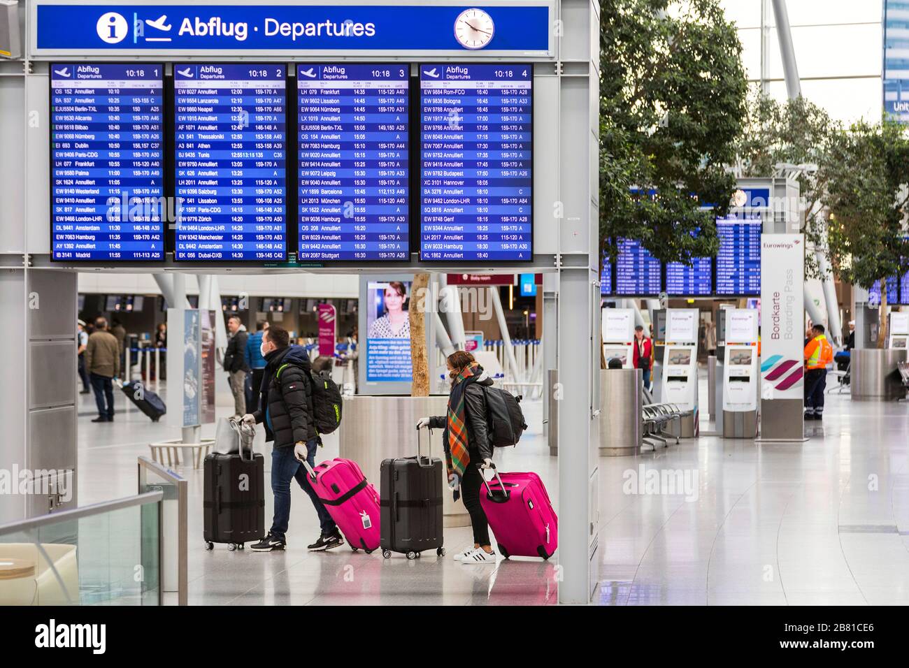 Der Flughafen Düsseldorf International ist aufgrund der Corona-Krise ungewöhnlich leer. Stockfoto