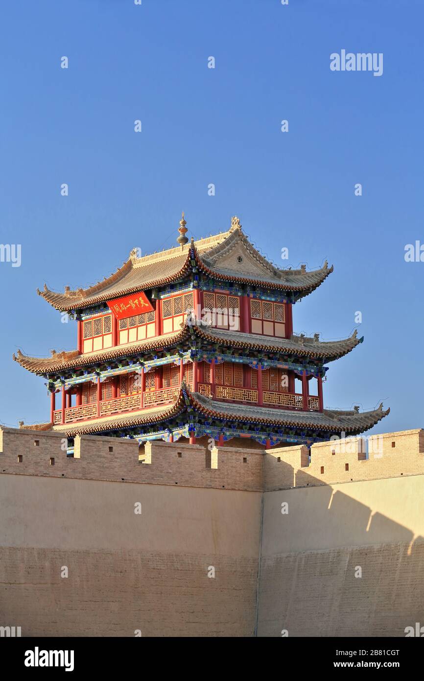 Dreistöckiger Turm über dem Guanghua Lou-Aufklärungstor-östliches Tor Jiayuguan Festung-Jiayuguan Stadt-Gansu-China-0731 Stockfoto