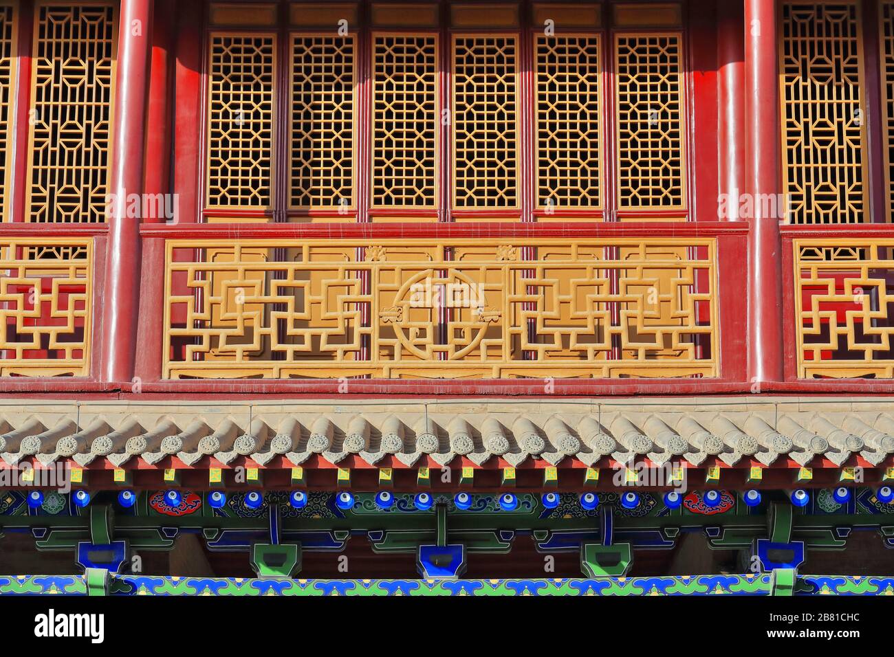 Wenchang Pavillon-Gitterfenster-rot lackierte Säulen-bunte Holzbalken. JiaYu Pass Festung-Jiayuguan-Gansu-China-0733 Stockfoto