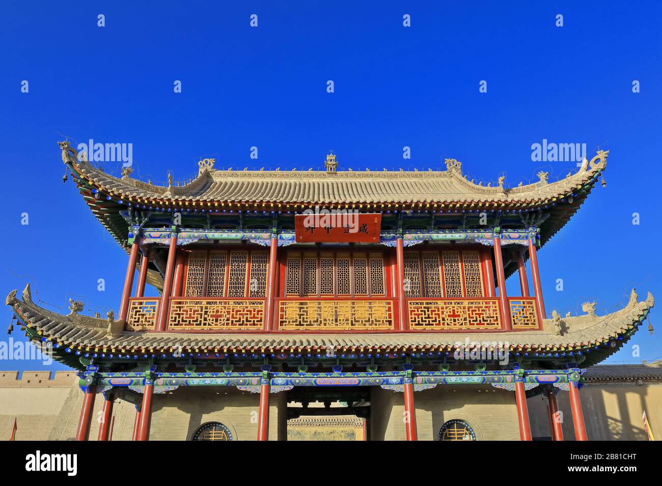 Wenchang Pavillon-Gitterfenster-rot lackierten Säulen-bunten Holzbalken-Giebel Hüftdach-Jiayu Pass-Jiayuguan-Gansu-China-0734 Stockfoto