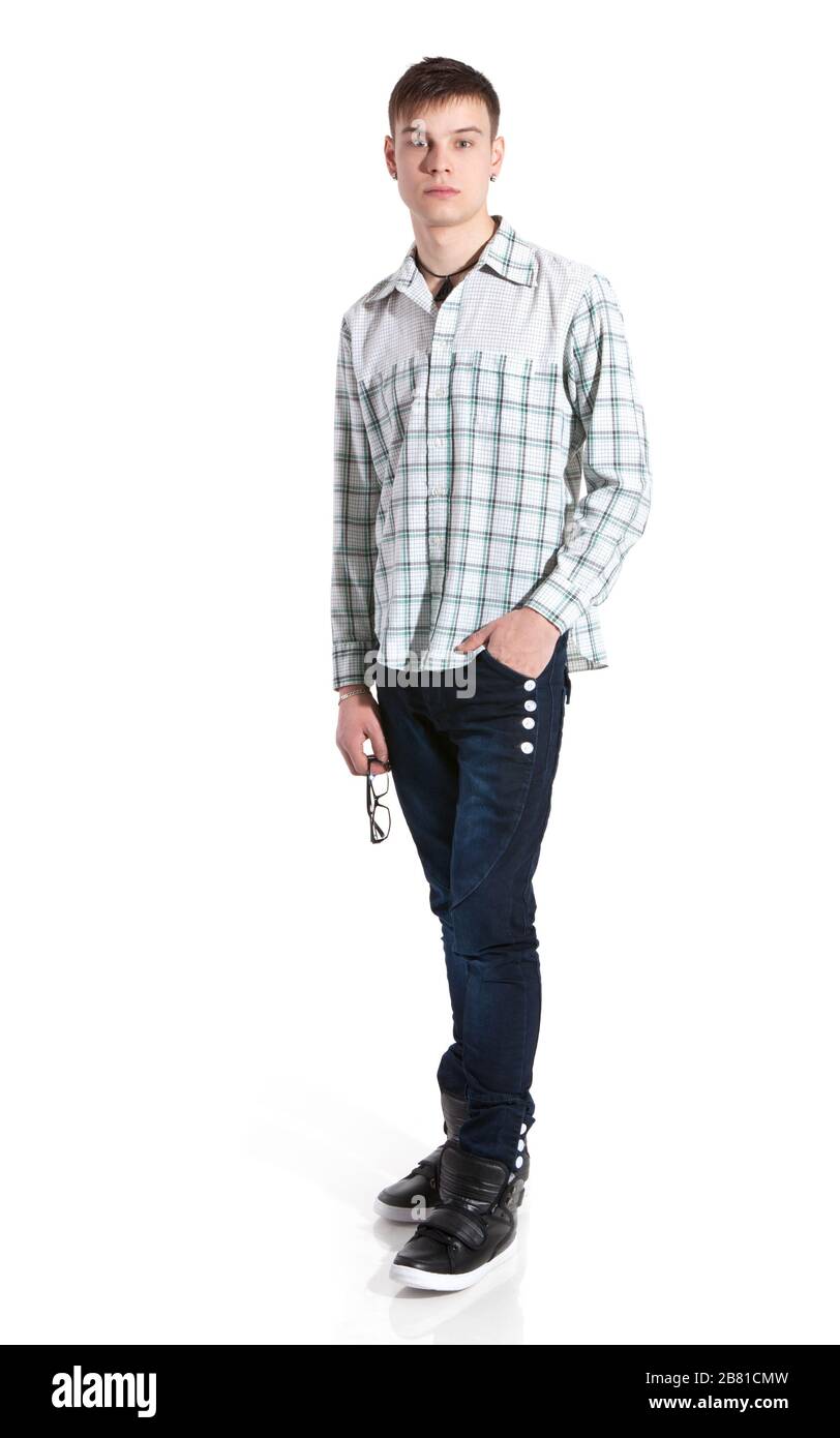 Foto des Mannes in voller Länge in kariertem Hemd und blauer Jeans, die stehend posieren und die Brille in der Hand halten. Isoliert auf weißem Hintergrund Stockfoto