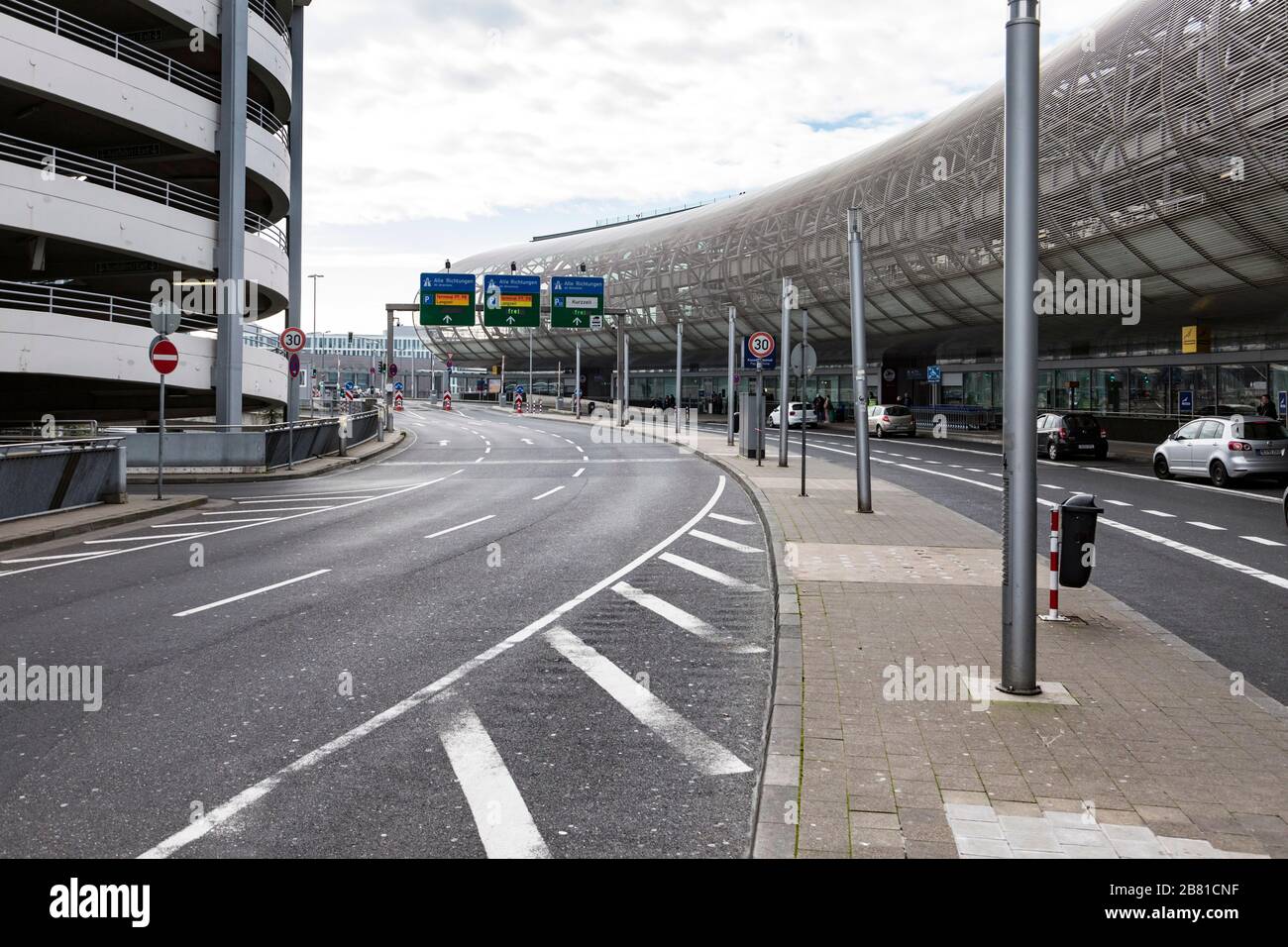 Der Flughafen Düsseldorf ist wegen der Corona-Krise ungewöhnlich leer Stockfoto
