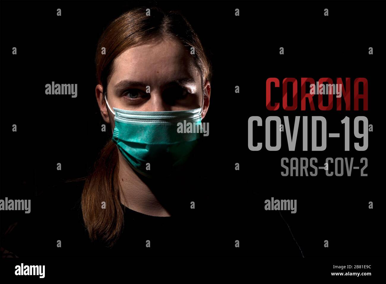 Frau mit Maske zum Schutz des Corona-Virus Covid-19 SARS-COV-2, Frau mit Maske auf schwarzem Hintergrund Stockfoto