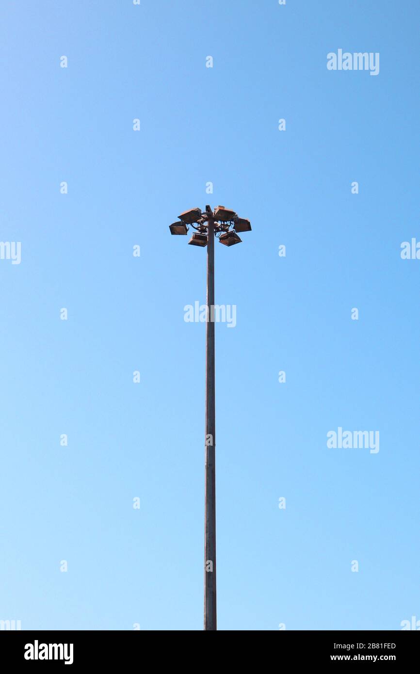 Starker Lichtposten für Sport Statium auf klarem blauen Himmel Stockfoto