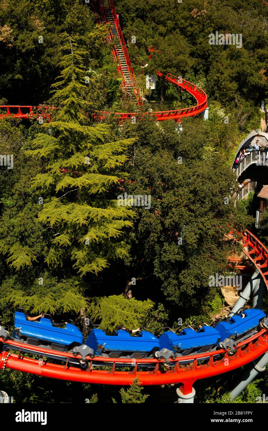 Rote Achterbahn im Vergnügungspark Tibidabo, Barcelona, Katalonien. Spanien Stockfoto