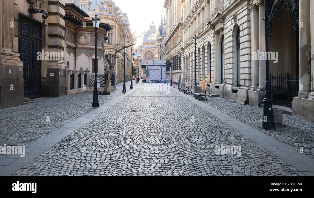 Bukarest, Rumänien - 19. März 2020: Leeres altes Stadtzentrum, nachdem Bars und Restaurants geschlossen wurden, um die Ausbreitung des Coronavirus zu mildern ( Stockfoto