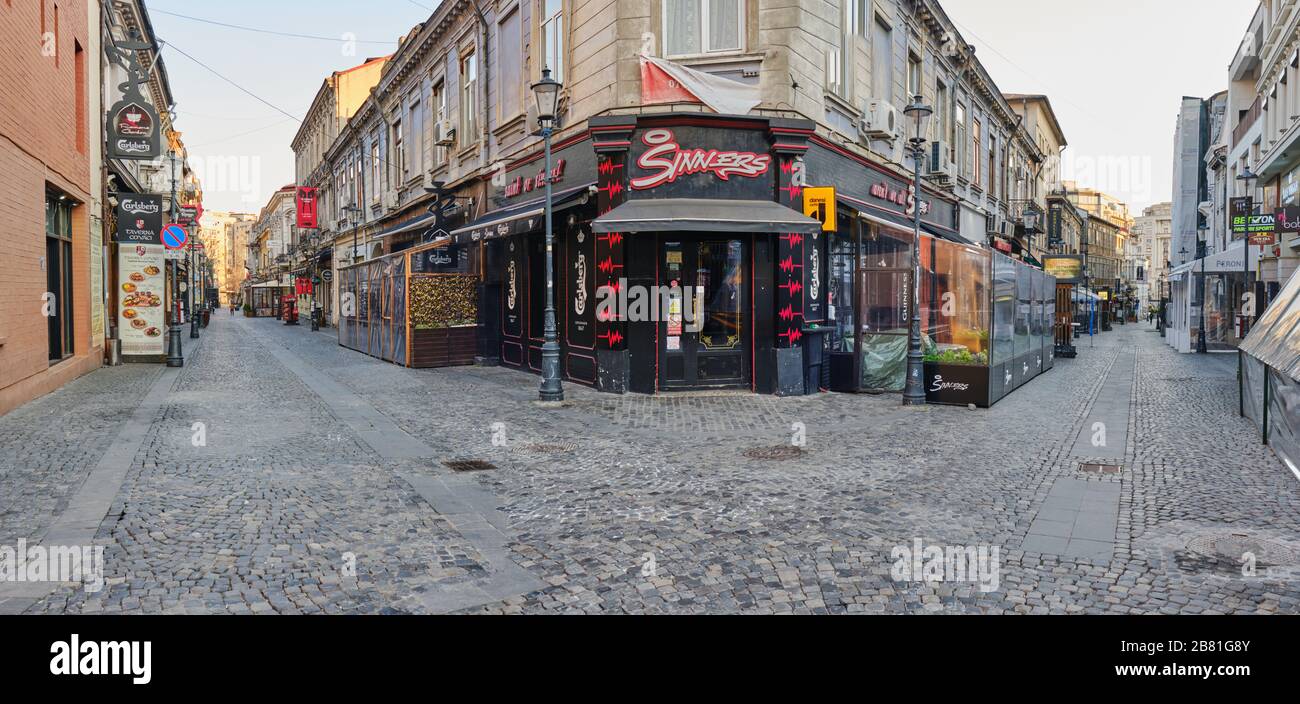 Bukarest, Rumänien - 19. März 2020: Sünderkneipe im leeren alten Stadtzentrum von Bukarest, geschlossen, um die Ausbreitung des Coronavirus zu mildern (C. Stockfoto