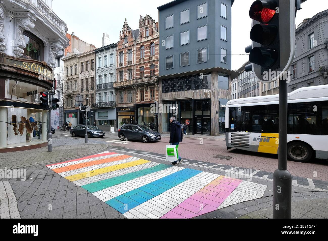 Bunte Zebraüberquerung in Antwerpen. Stockfoto
