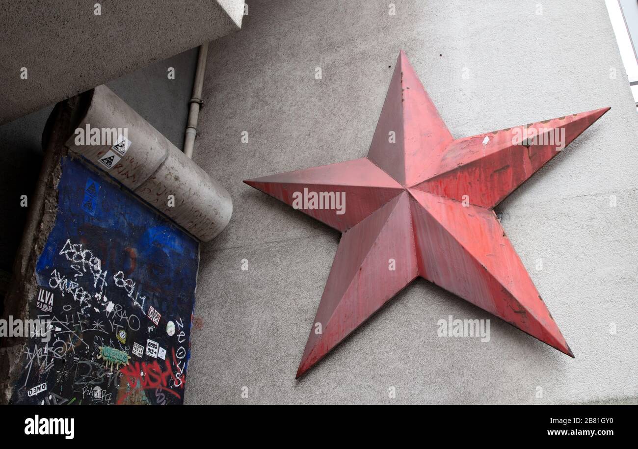 Berlin, Deutschland am 30. Dezember 2019: Teil der Berliner Mauer und roter Stern in der Nähe des Checkpoint Charlie zwischen Ost- und Westsektor während des Kalten Krieges. Stockfoto