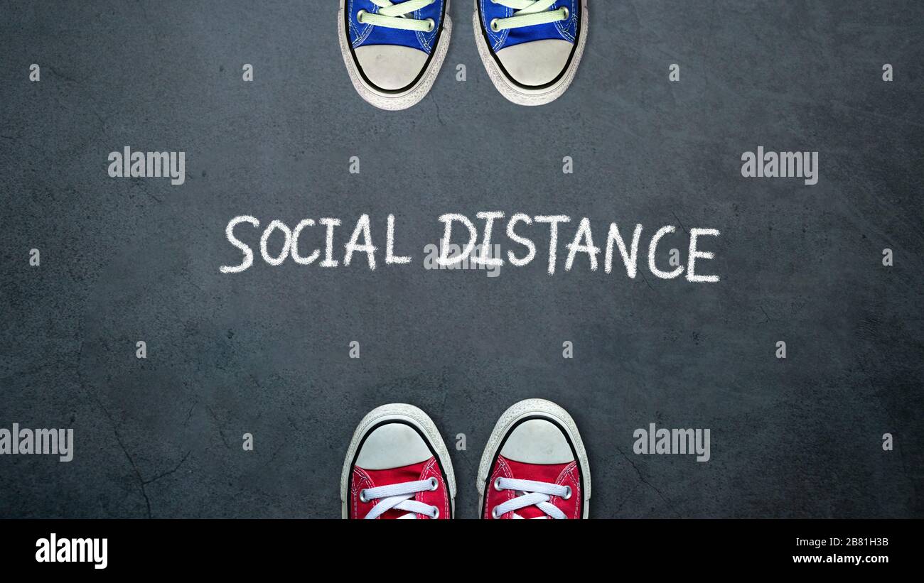 Soziale Distanz: Zwei Menschen halten sich für soziale Distanzierungen zwischen einander auf und vergrößern so den physischen Raum zwischen den Menschen, um sich nicht zu verbreiten Stockfoto