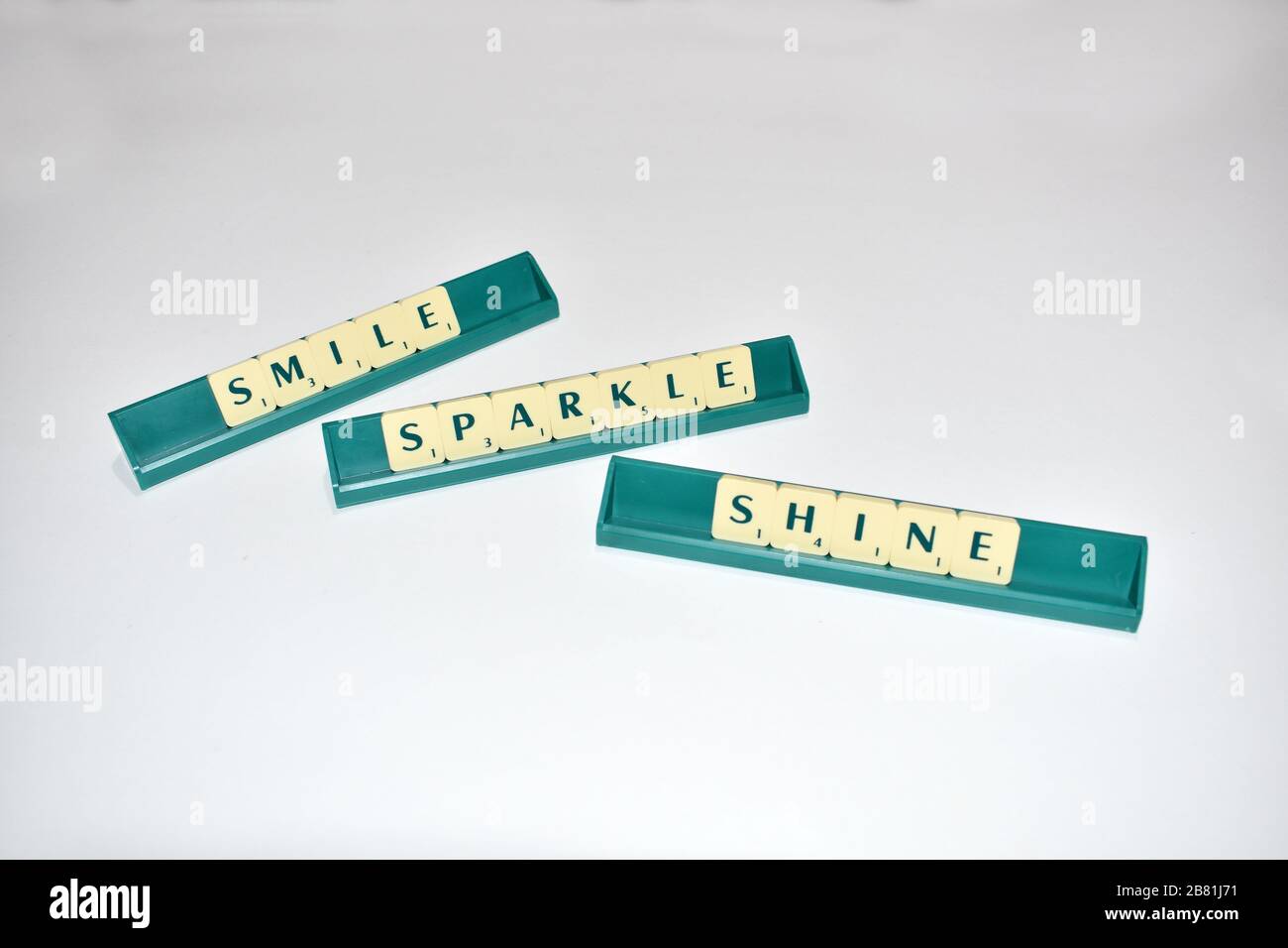 Scrabble Fliesen schreiben Smile Sparkle Shine Motivationszitat Scrabble Blocks Letters Grey Background Life Quote induzieren Alphabet. Stockfoto