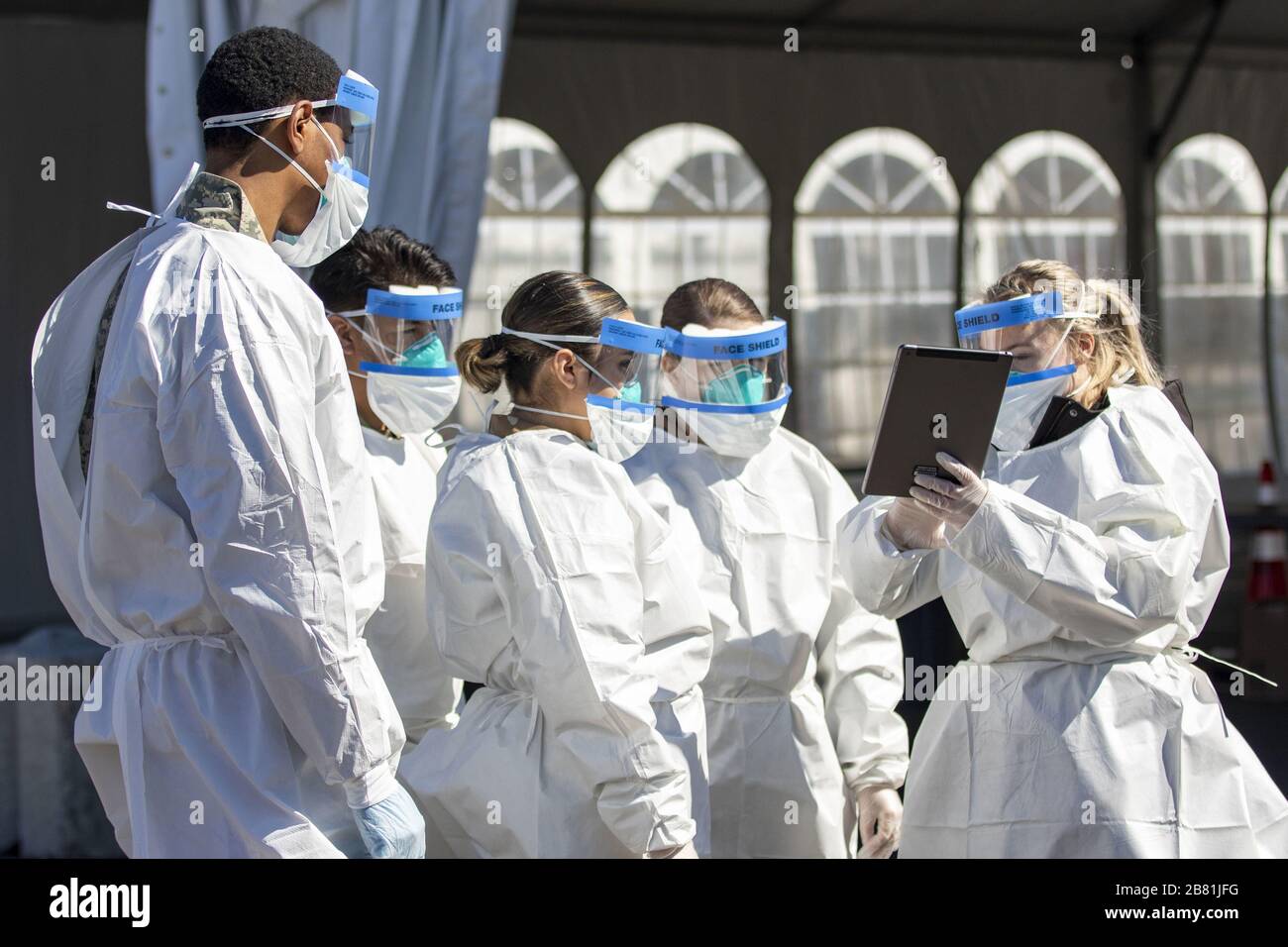 New Rochelle, Vereinigte Staaten. März 2020. Ein Mitarbeiter des Gesundheitsministeriums schult Soldaten der Nationalgarde der New Yorker Armee aus, um Personen auf iPads in einem Drive-Through COVID-19 Mobile Testing Center im Glenn Island Park, New Rochelle, am 14. März 2020 zu registrieren. Mitglieder der Army und der Air National Guard aus mehreren Staaten wurden im Rahmen der Operation COVID-19 aktiviert, um Bundes-, Landes- und lokale Bemühungen zu unterstützen. Foto von Sgt. Amouris COSS/USA Army National Guard/UPI Credit: UPI/Alamy Live News Stockfoto