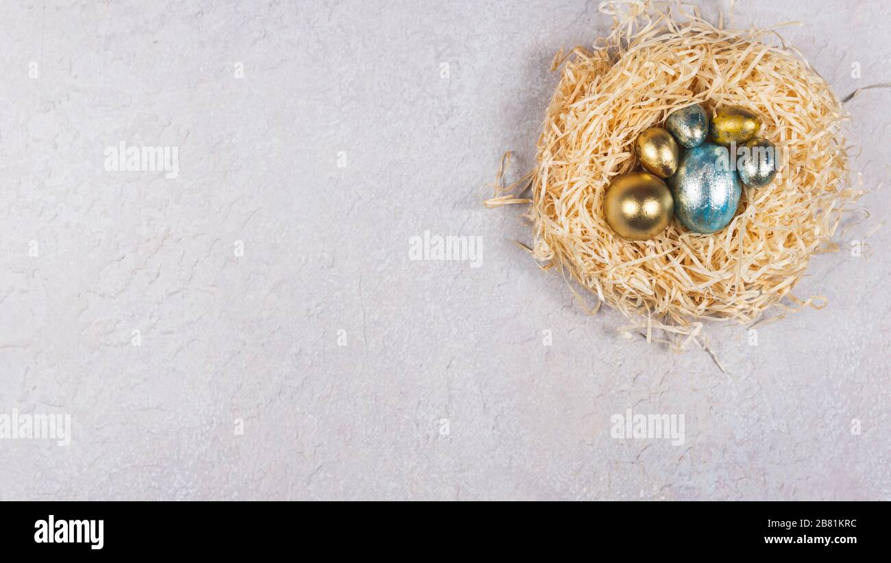 Bunte Wachteleier auf grauem Grund, flach gelegt. Konzept von Osterfeiertag und Frühling. Kopierbereich, Draufsicht Stockfoto