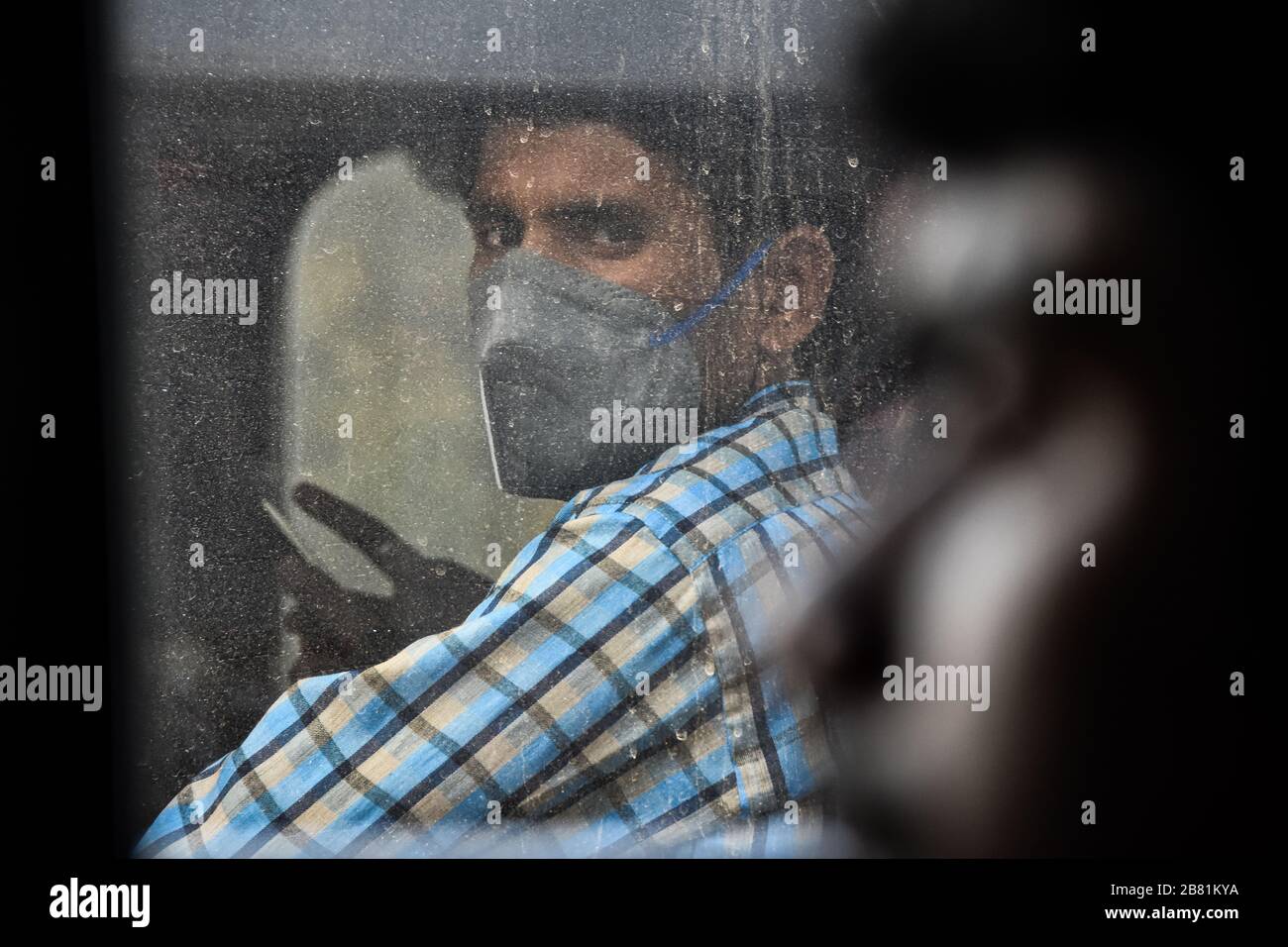 Ein Mann, der einen Facemask als vorbeugende Maßnahme gegen das COVID-19-Coronavirus trägt.Indien hat 197 Fälle des Covid-19-Coronavirus gemeldet und 4 Patienten sind infolgedessen gestorben. Stockfoto
