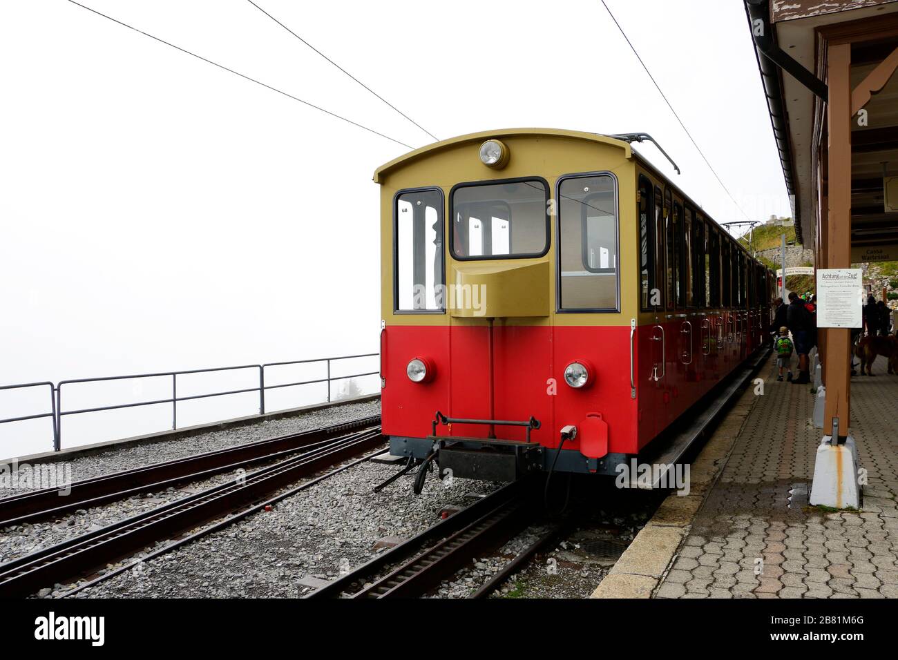 Schweizer Zahnradbahn an den Bahnhof Stockfoto