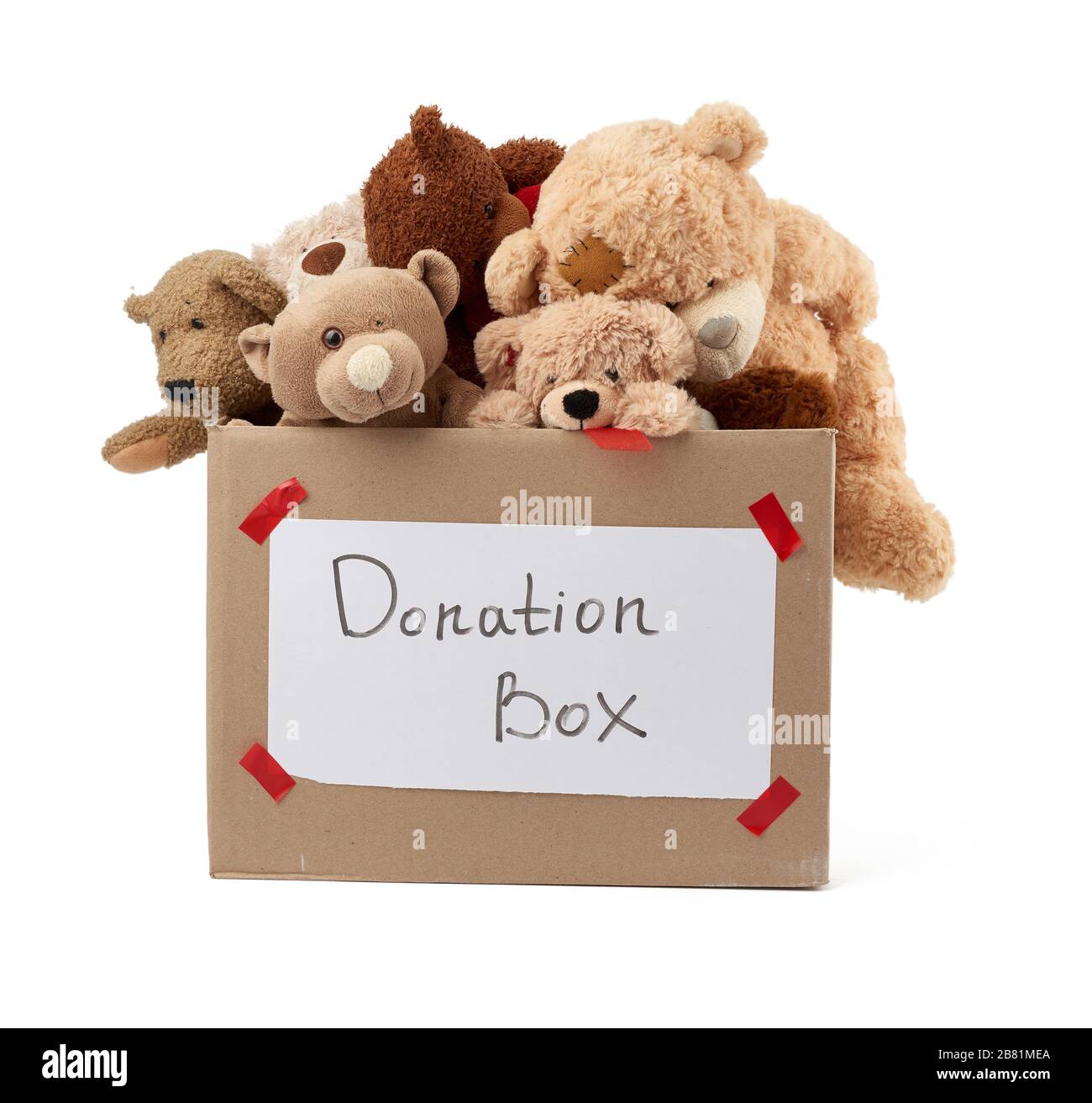 Brauner Pappkarton mit weichen Spielzeugen, Aufschrift auf der Schachtel, Konzept der Wohltätigkeitsorganisation und Hilfe für bedürftige Kinder Stockfoto