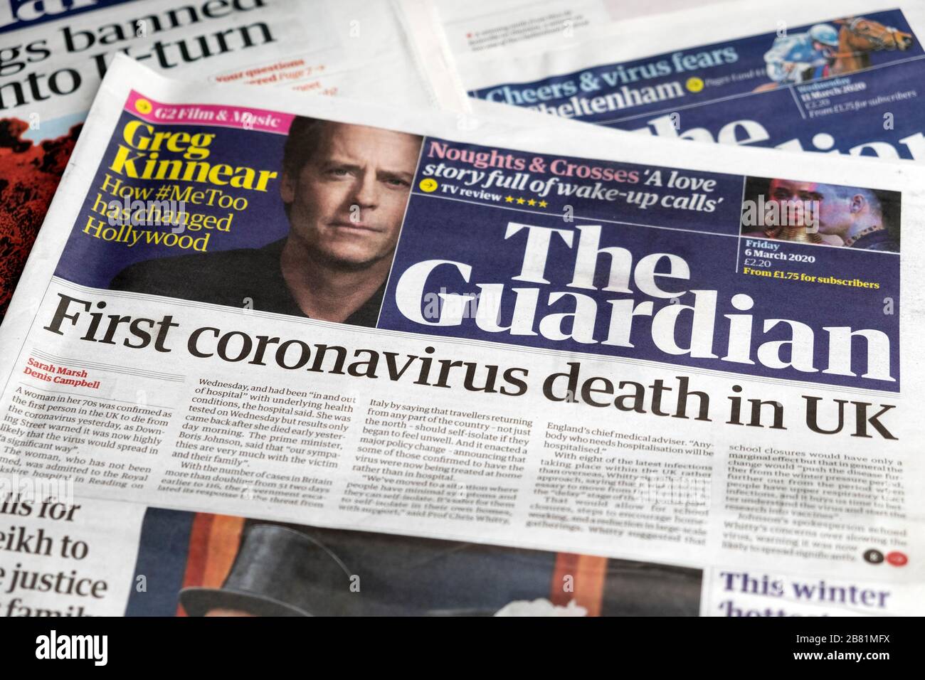 "Erster Coronavirus Tod in Großbritannien", titelte Guardian Covid 19 auf der Titelseite am 6. März 2020 in London England Großbritannien Stockfoto