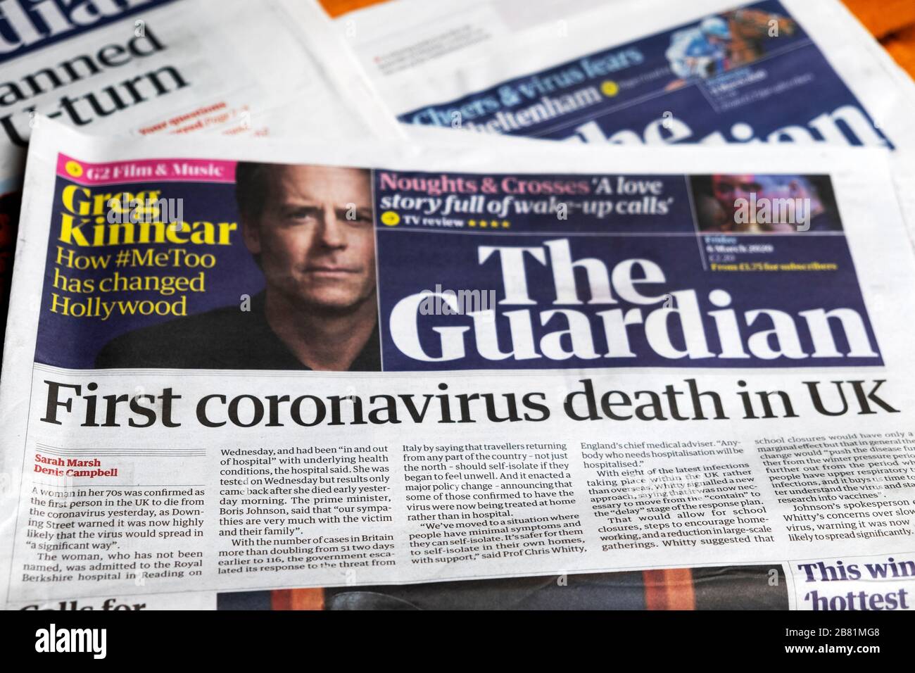 "Erster Coronavirus Tod in Großbritannien", titelte Guardian Covid 19 auf der Titelseite am 6. März 2020 in London England Großbritannien Stockfoto
