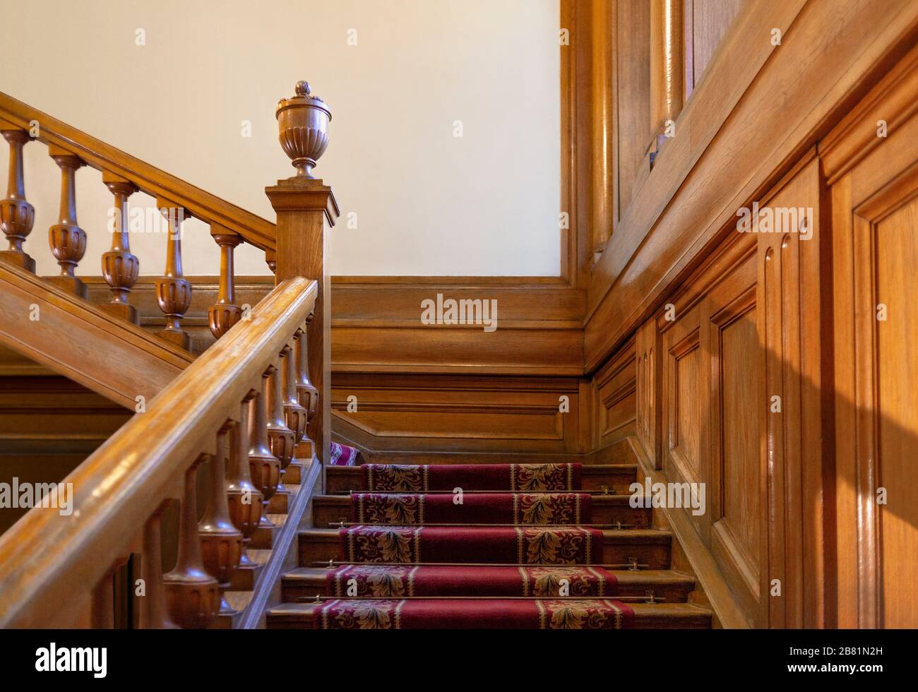 Sankt Petersburg, Russland-02. Februar 2020. Das Museum für politische Geschichte Russlands. Villa Kshesinskaia. Holztreppe in einem wunderbaren, alten, reichen Zimmer. Holz Stockfoto