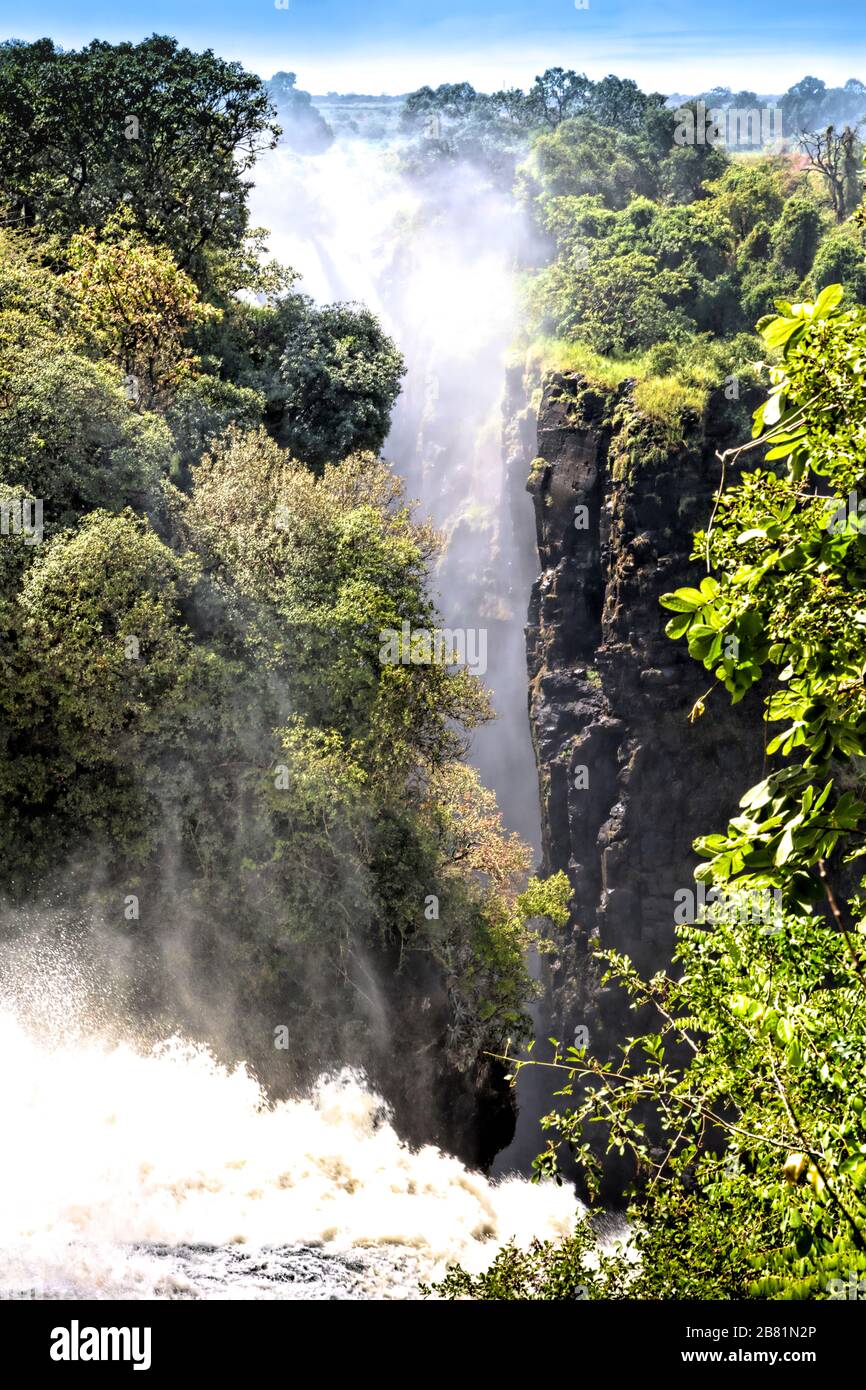 Der Teufelskatarakt, der tiefste Teil der majestätischen Victoria Falls, ist im April am Ende der Regenzeit voll in Aktion Stockfoto