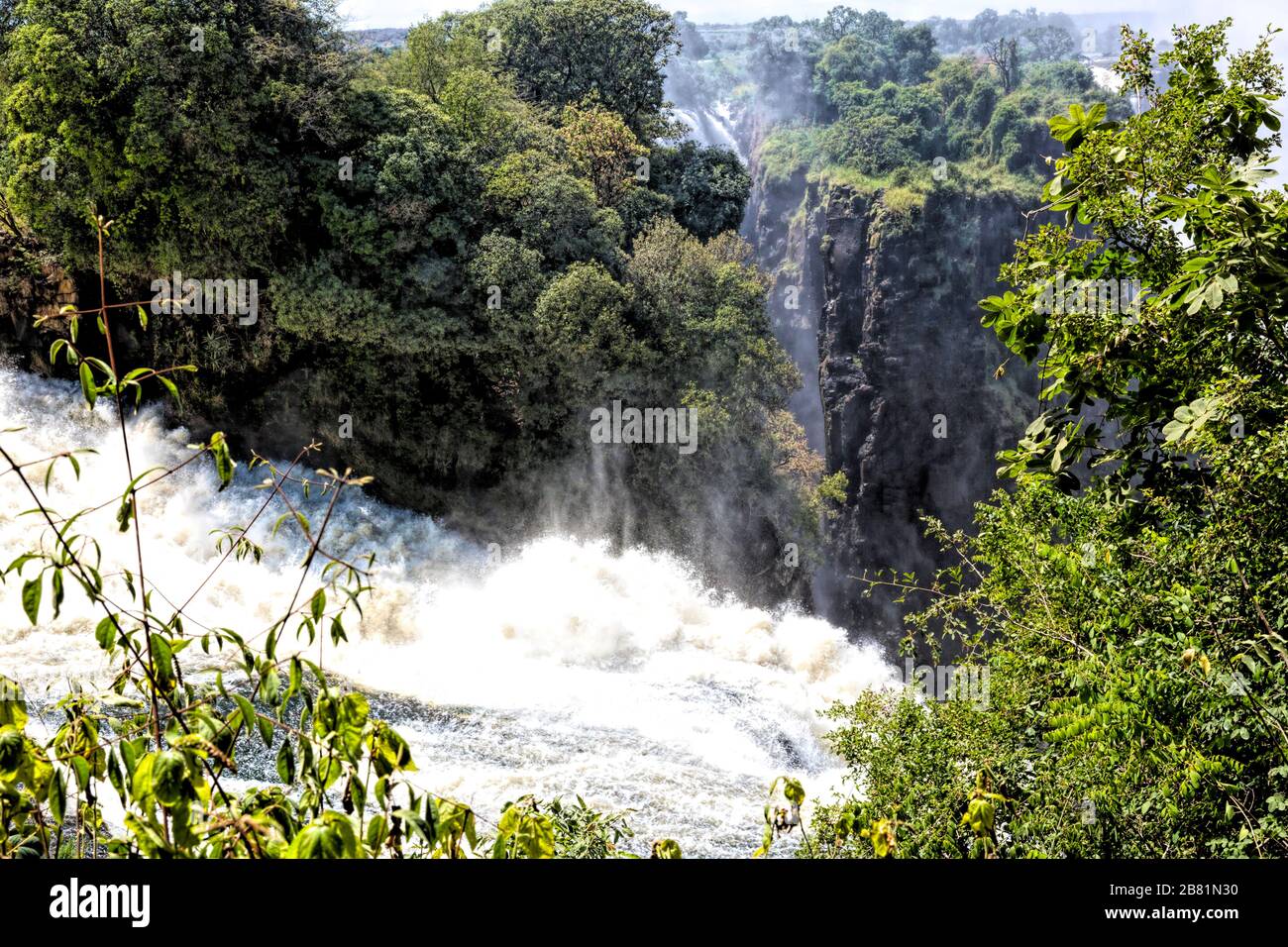 Der Teufelskatarakt, der tiefste Teil der majestätischen Victoria Falls, ist im April am Ende der Regenzeit voll in Aktion Stockfoto