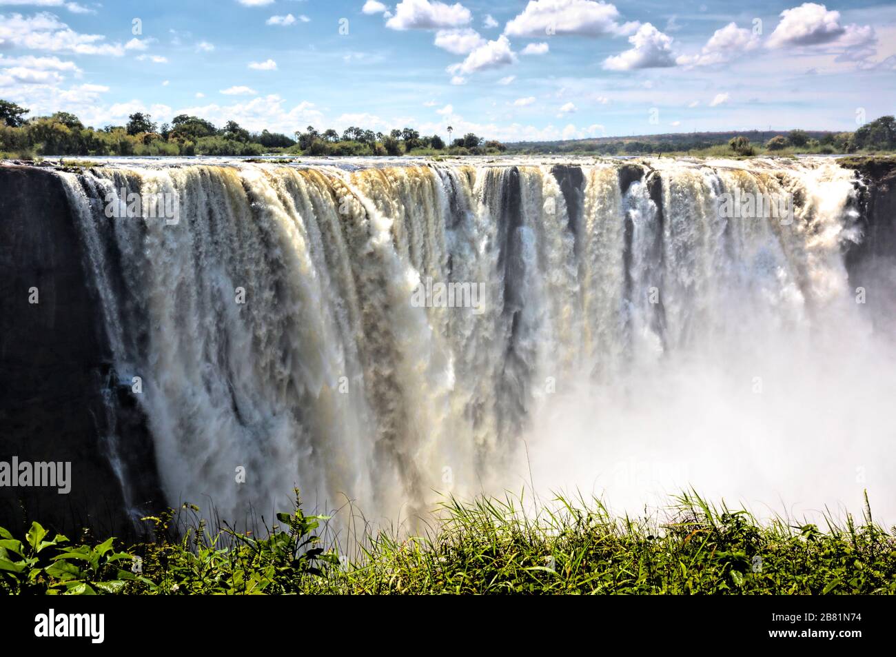 Die majestätischen Victoria Falls in voller Hochwasserperiode im April am Ende der Regenzeit Stockfoto