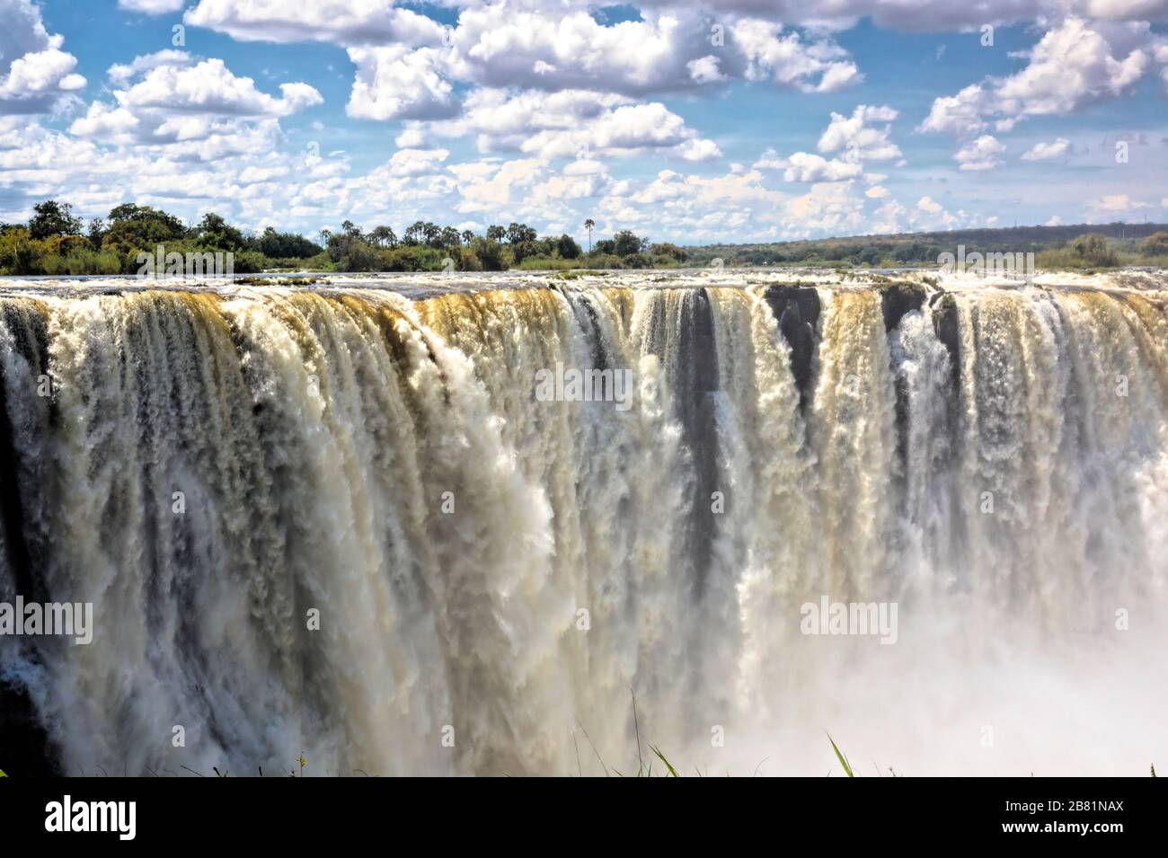 Die majestätischen Victoria Falls in voller Hochwasserperiode im April am Ende der Regenzeit Stockfoto