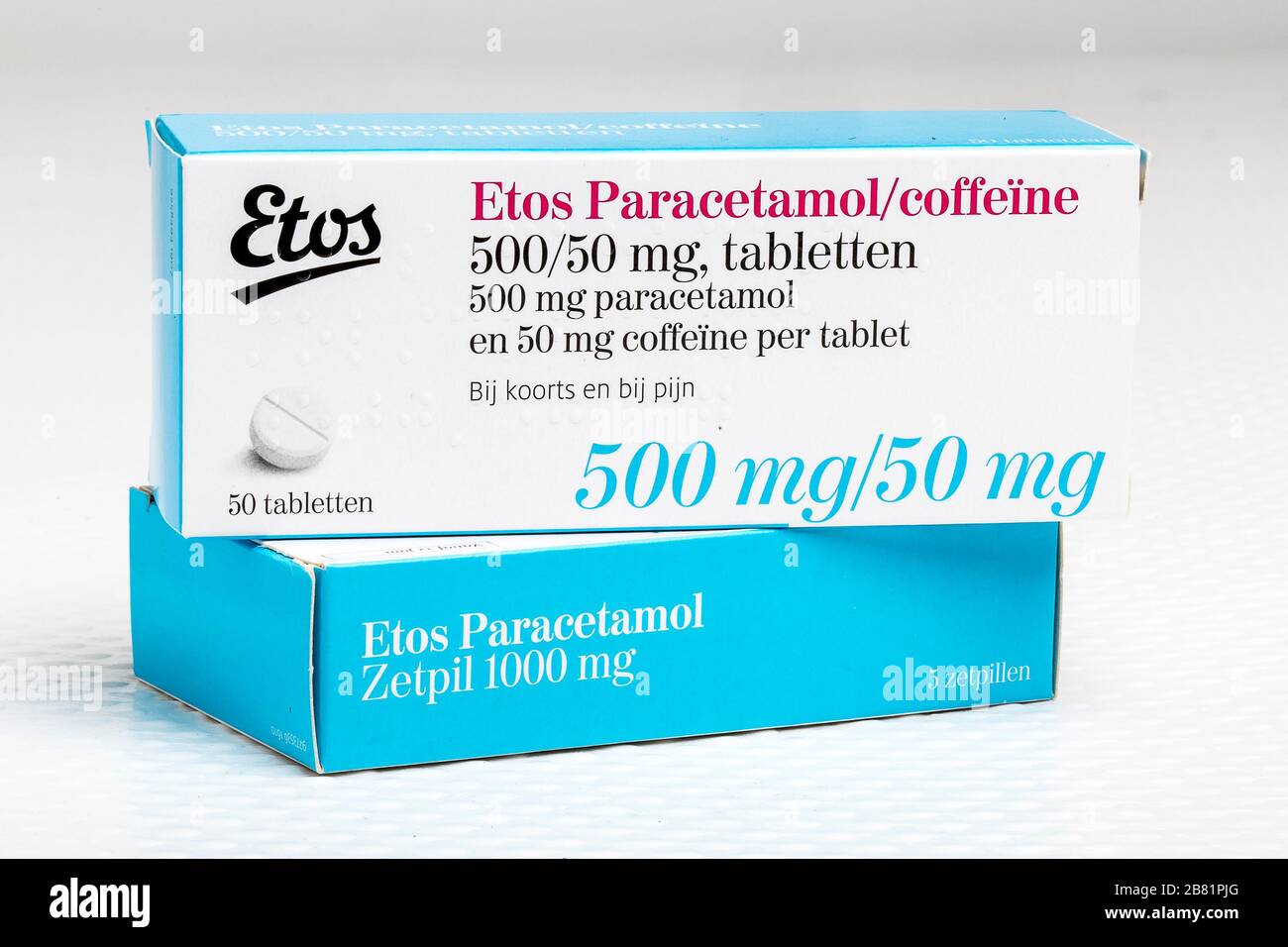 TILBURG - 17-03-2020, Packshot of Painkiller, Pain Reliever. Paracetamol-Tablette. Zäpfchen. Medizin Stockfoto