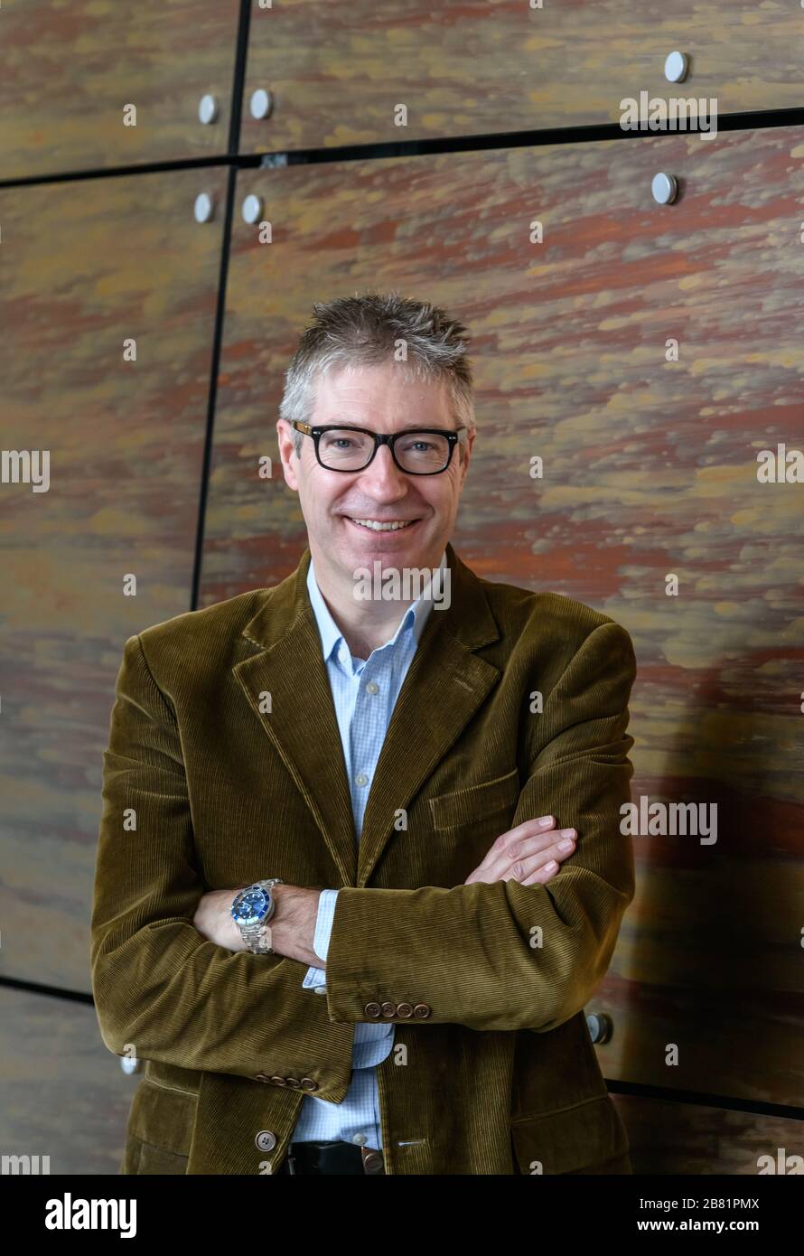 Professor David Bailey, Professor für Industriestrategie an der Aston Business School in Birmingham. Außerdem Professor für Betriebswirtschaft an der Birmingham Business School an der University of Birmingham. Er ist auf dem Aston University Campus abgebildet. Stockfoto