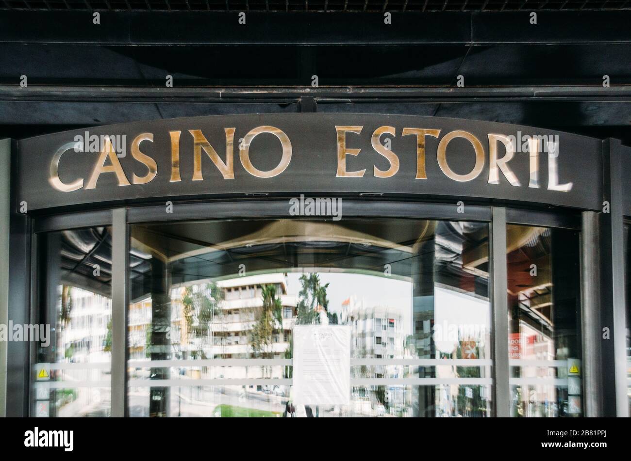 Fassade des Casinos Estoril in Estoril, Portugal, das wegen der Coronavirus Covid-19 Epidemie geschlossen ist Stockfoto