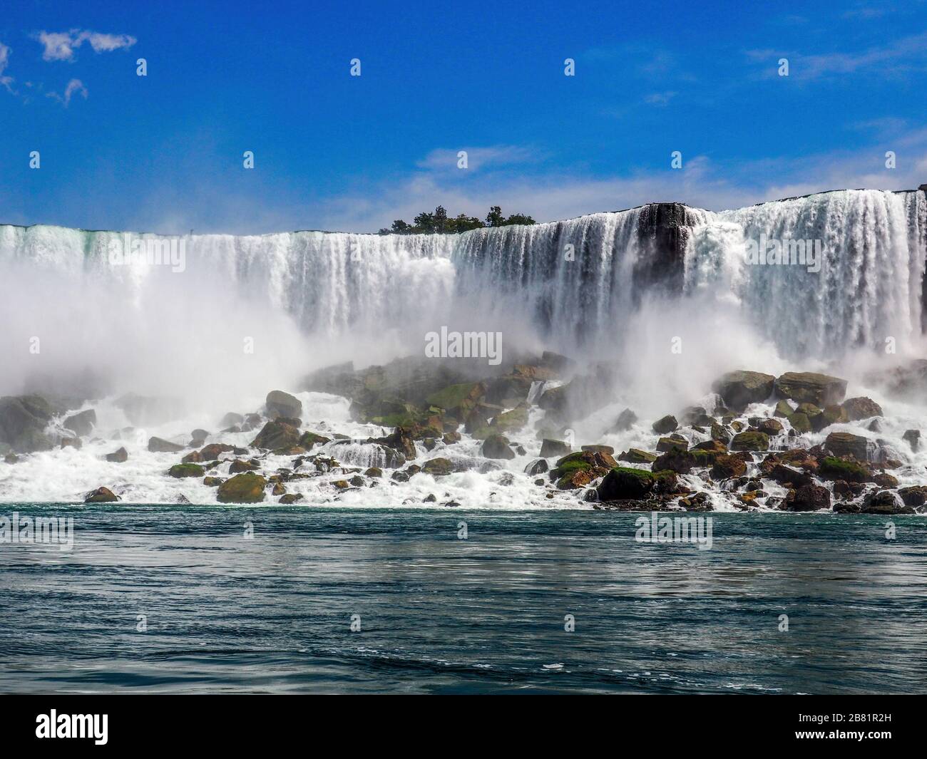 brautpaar und Schleier fallen in Niagarafälle Stockfoto